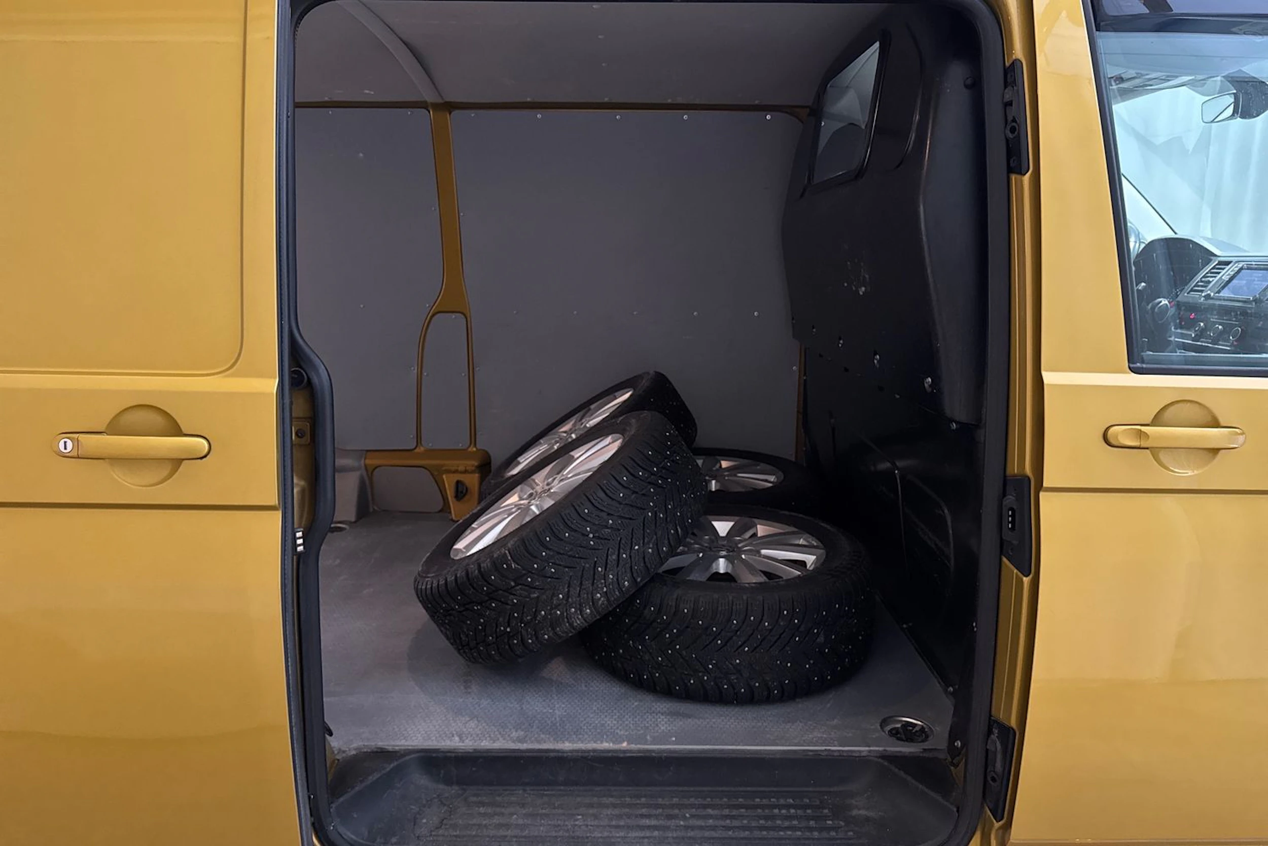 keltainen Volkswagen Transporter 2019 kuva 16.