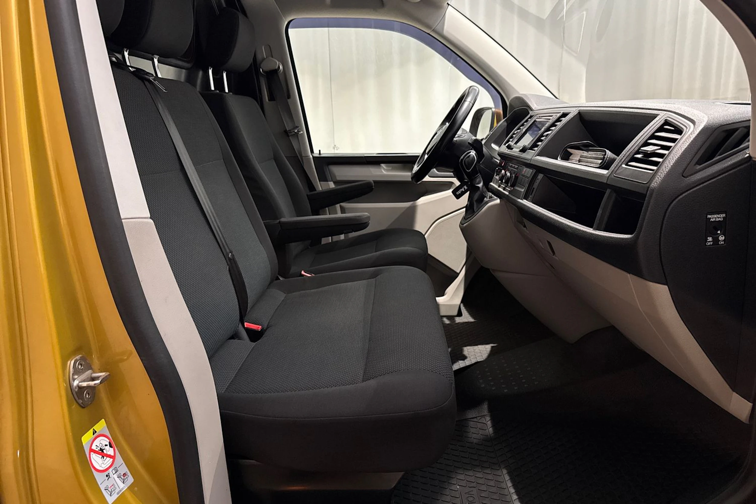 keltainen Volkswagen Transporter 2019 kuva 17.