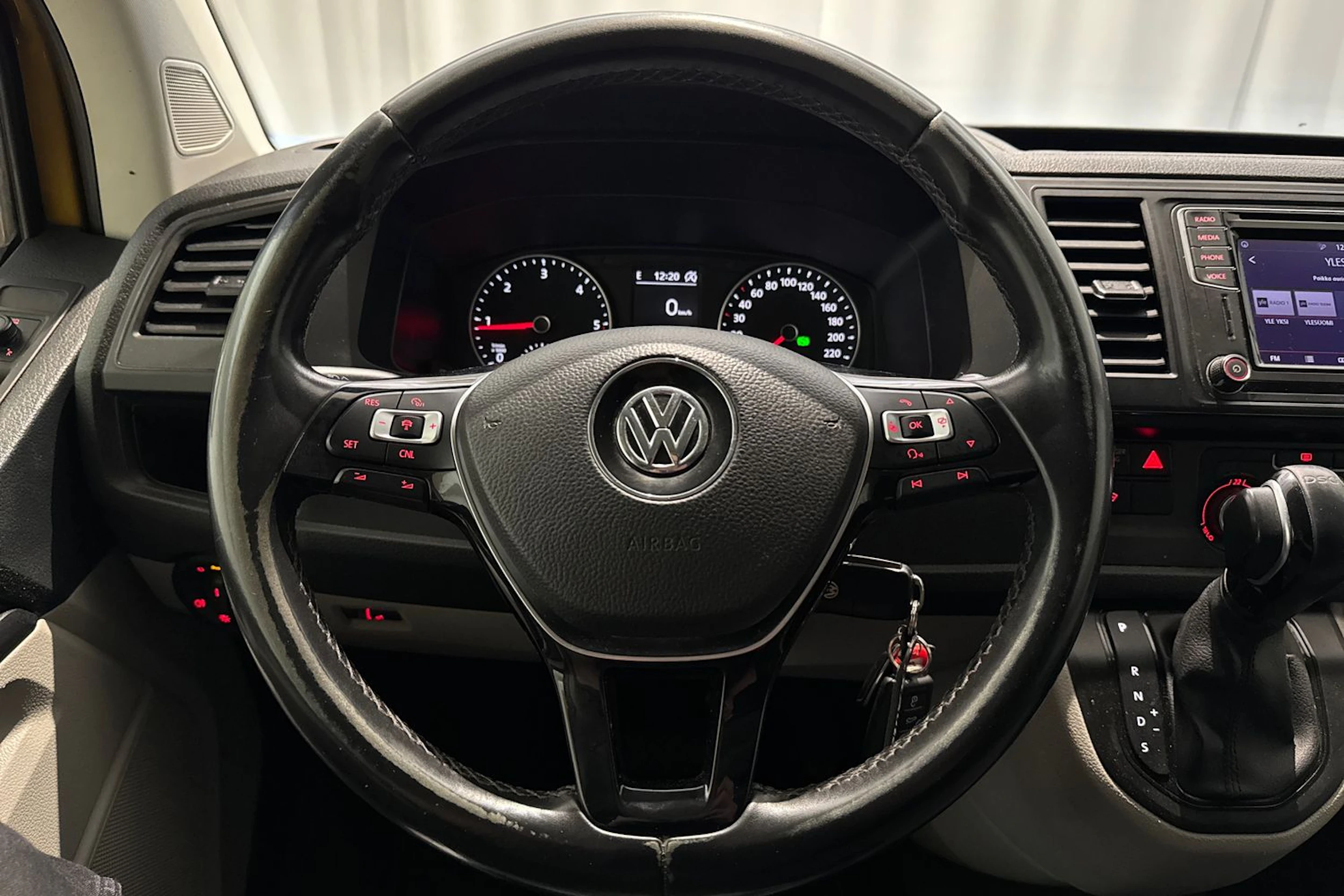 keltainen Volkswagen Transporter 2019 kuva 18.