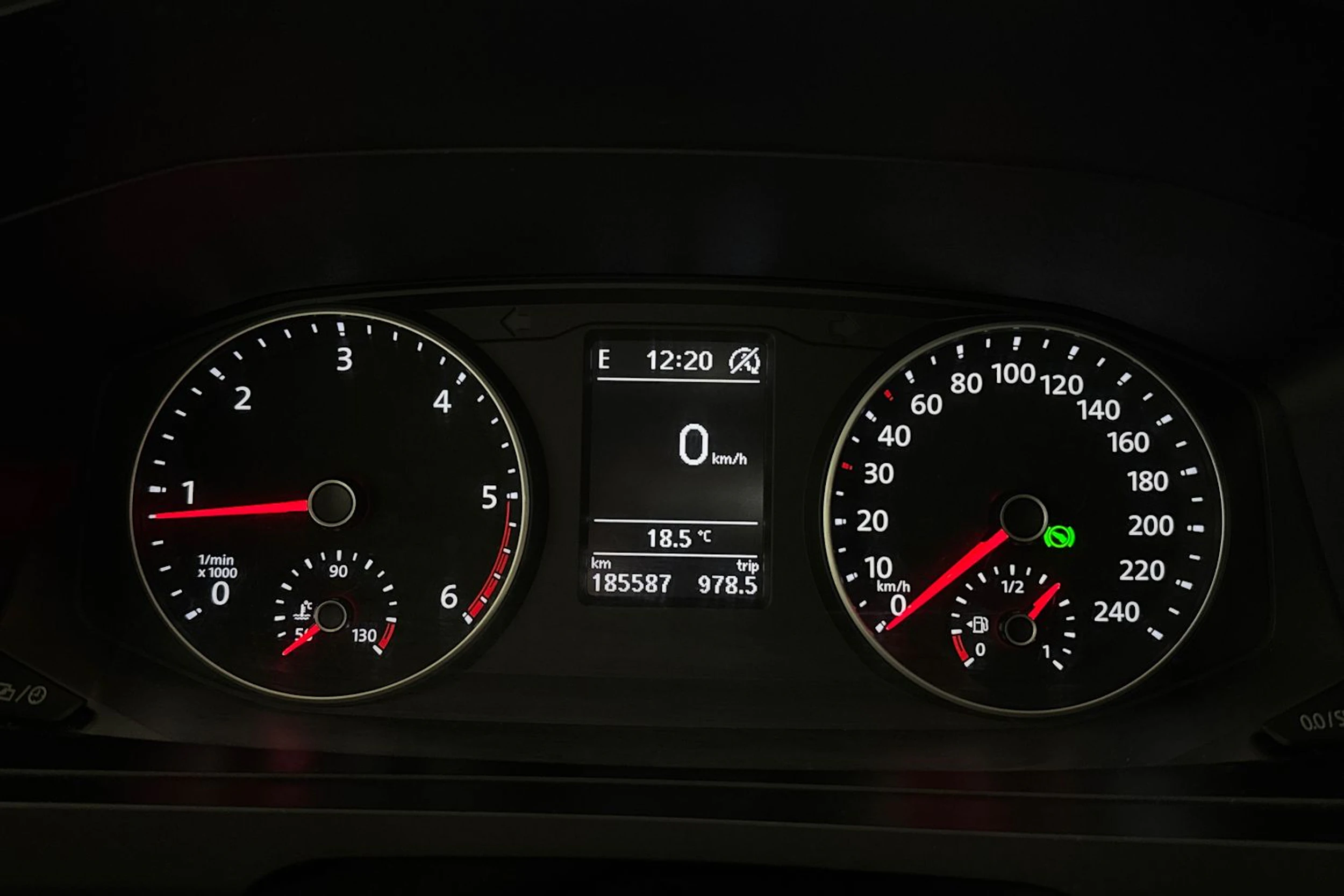 keltainen Volkswagen Transporter 2019 kuva 19.