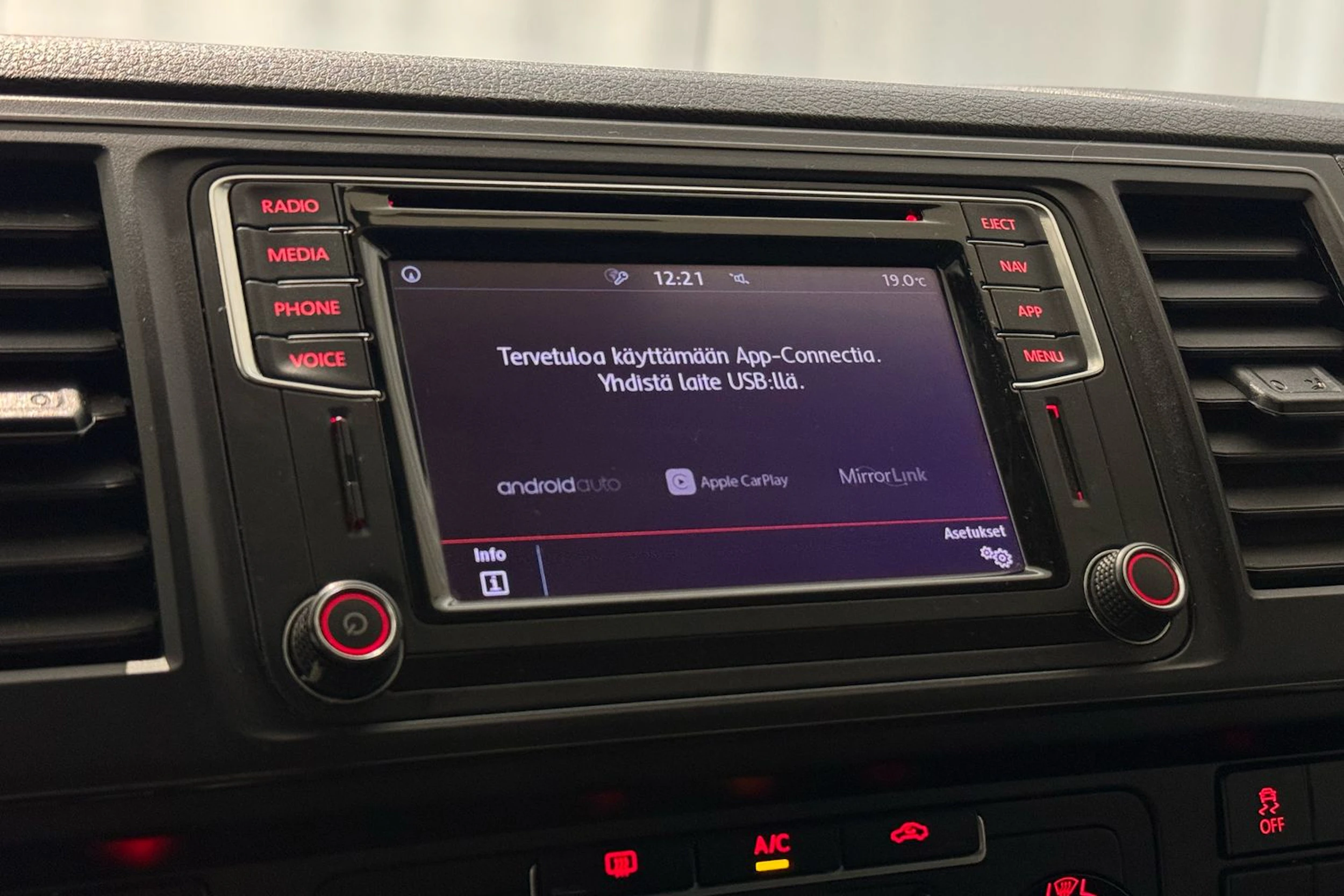 keltainen Volkswagen Transporter 2019 kuva 21.