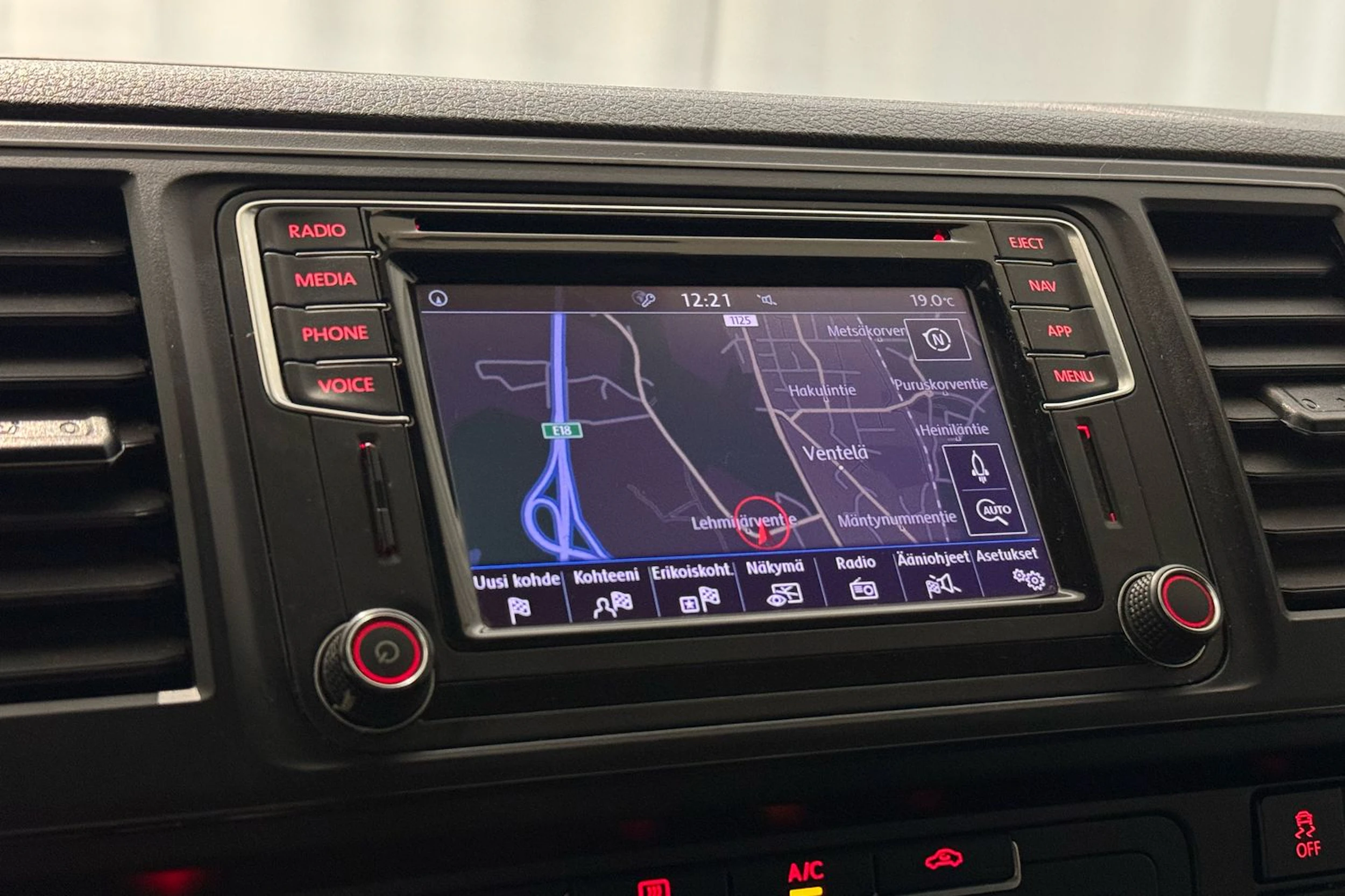 keltainen Volkswagen Transporter 2019 kuva 22.