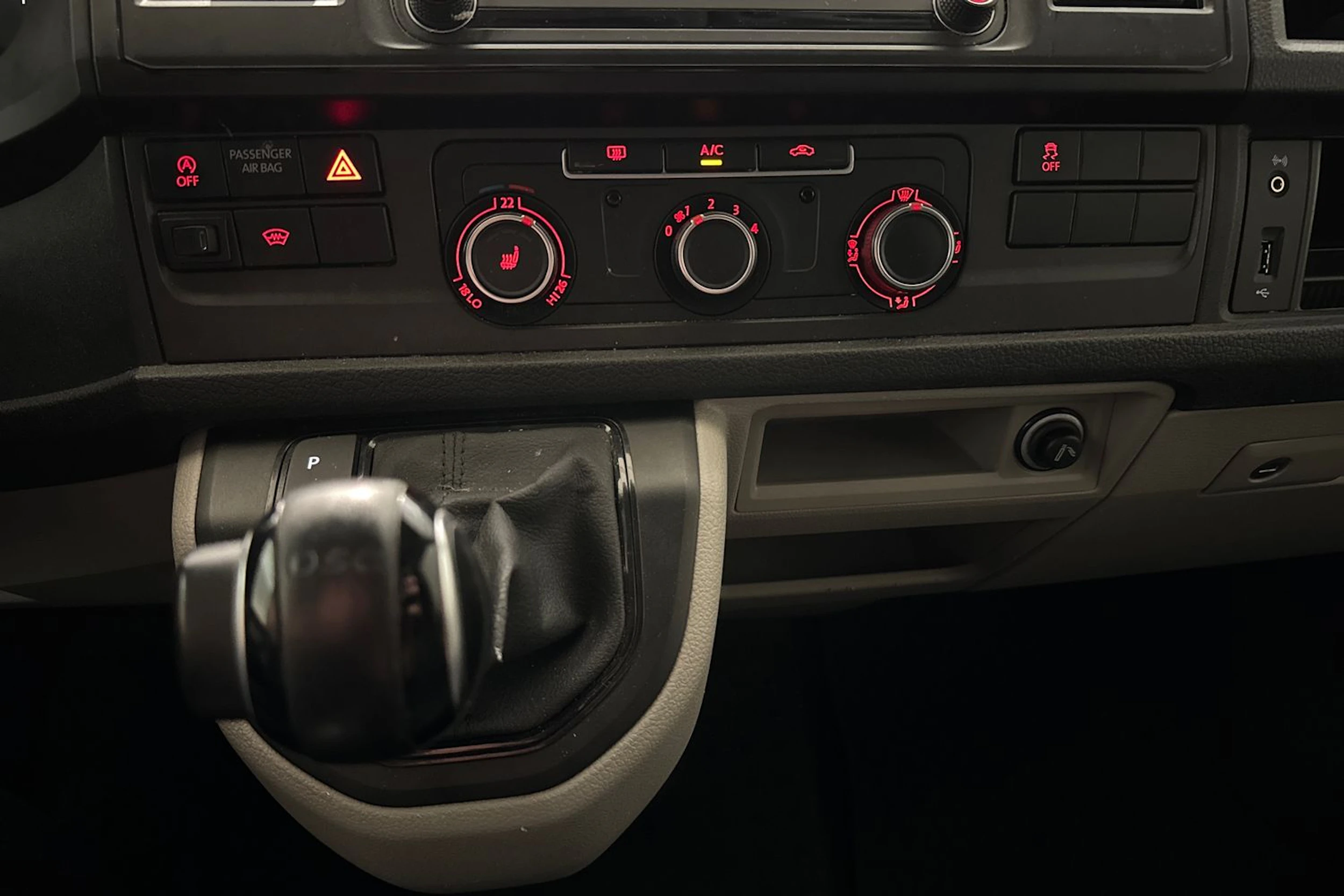 keltainen Volkswagen Transporter 2019 kuva 24.