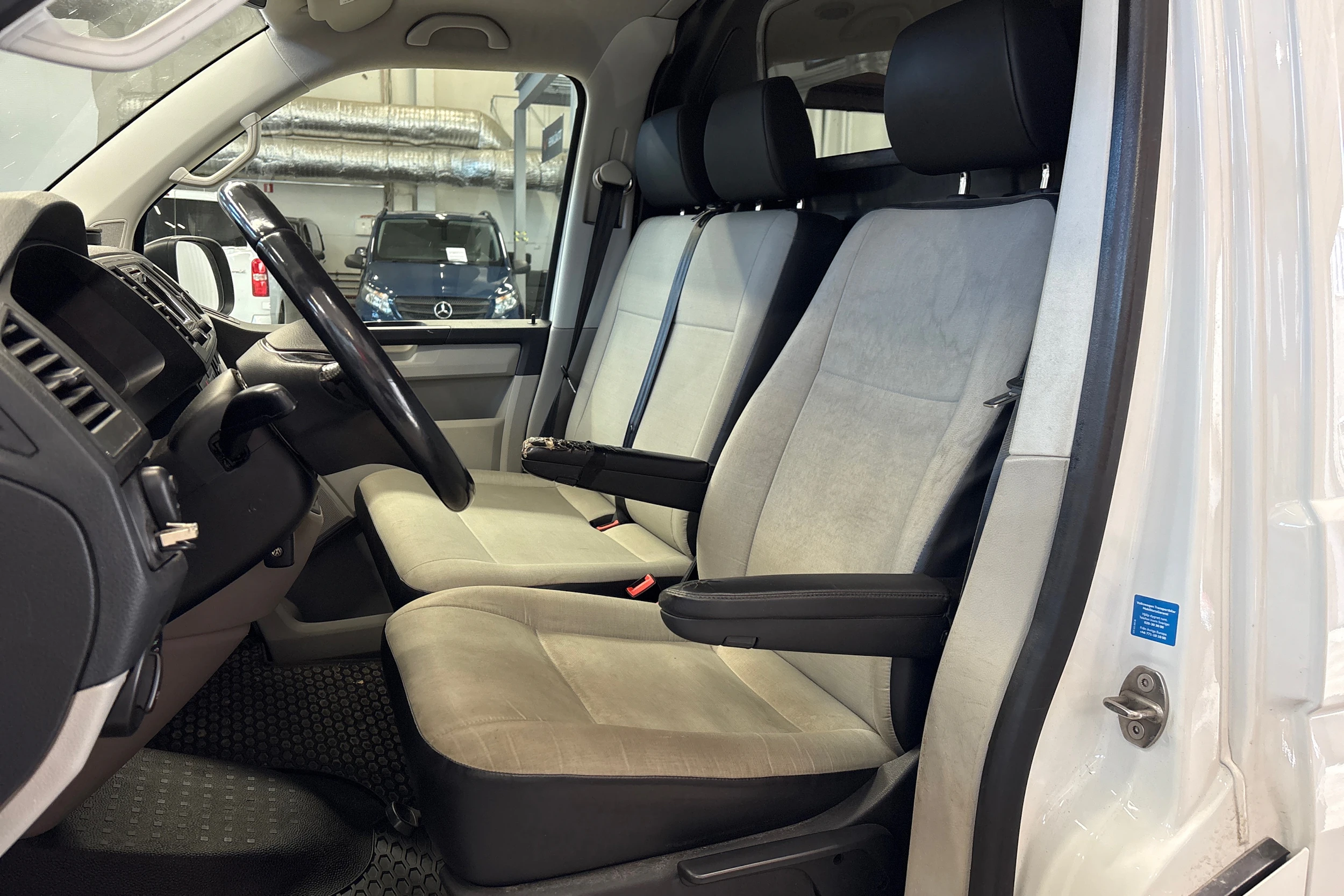 valkoinen Volkswagen Transporter 2019 kuva 4.