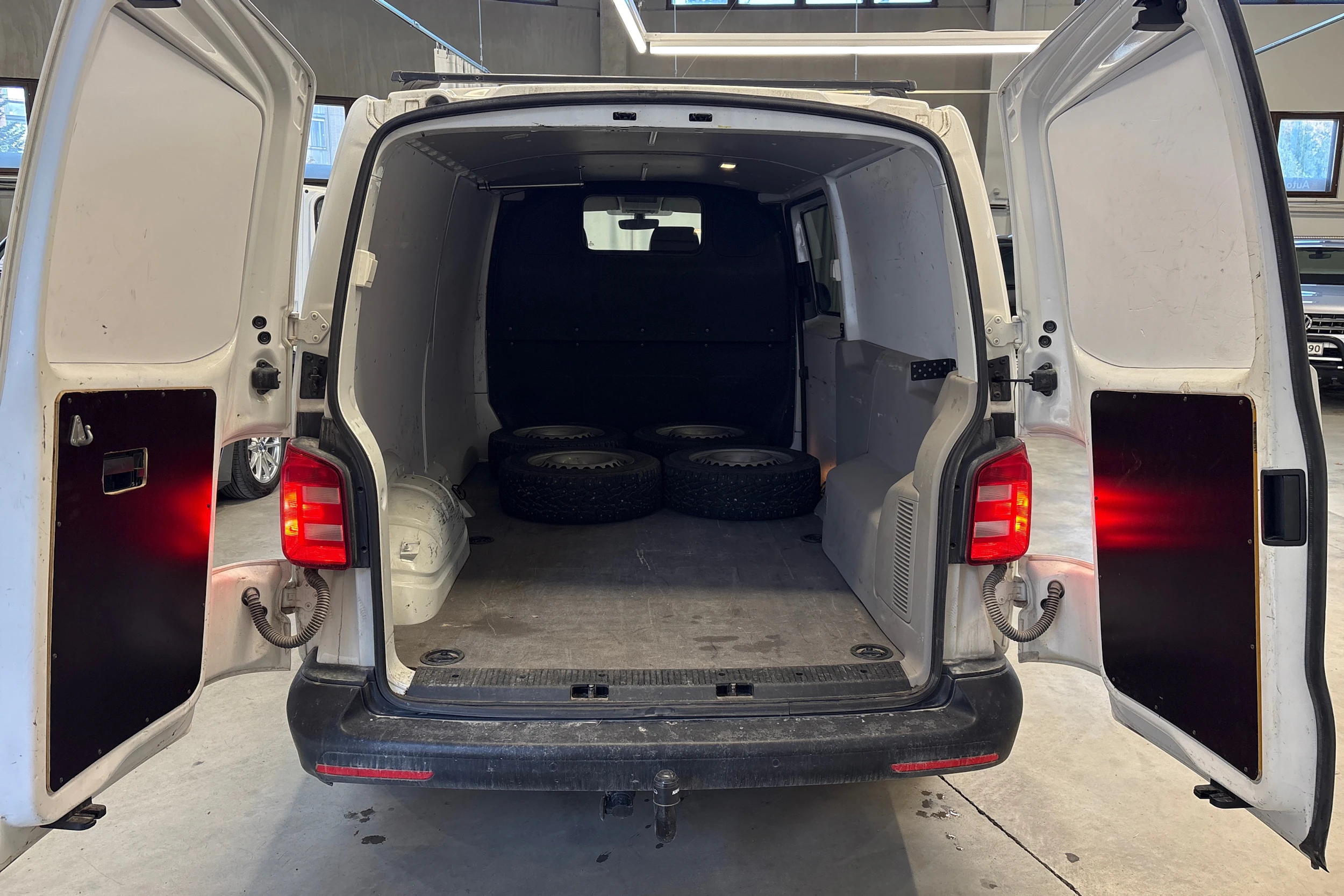 valkoinen Volkswagen Transporter 2019 kuva 5.