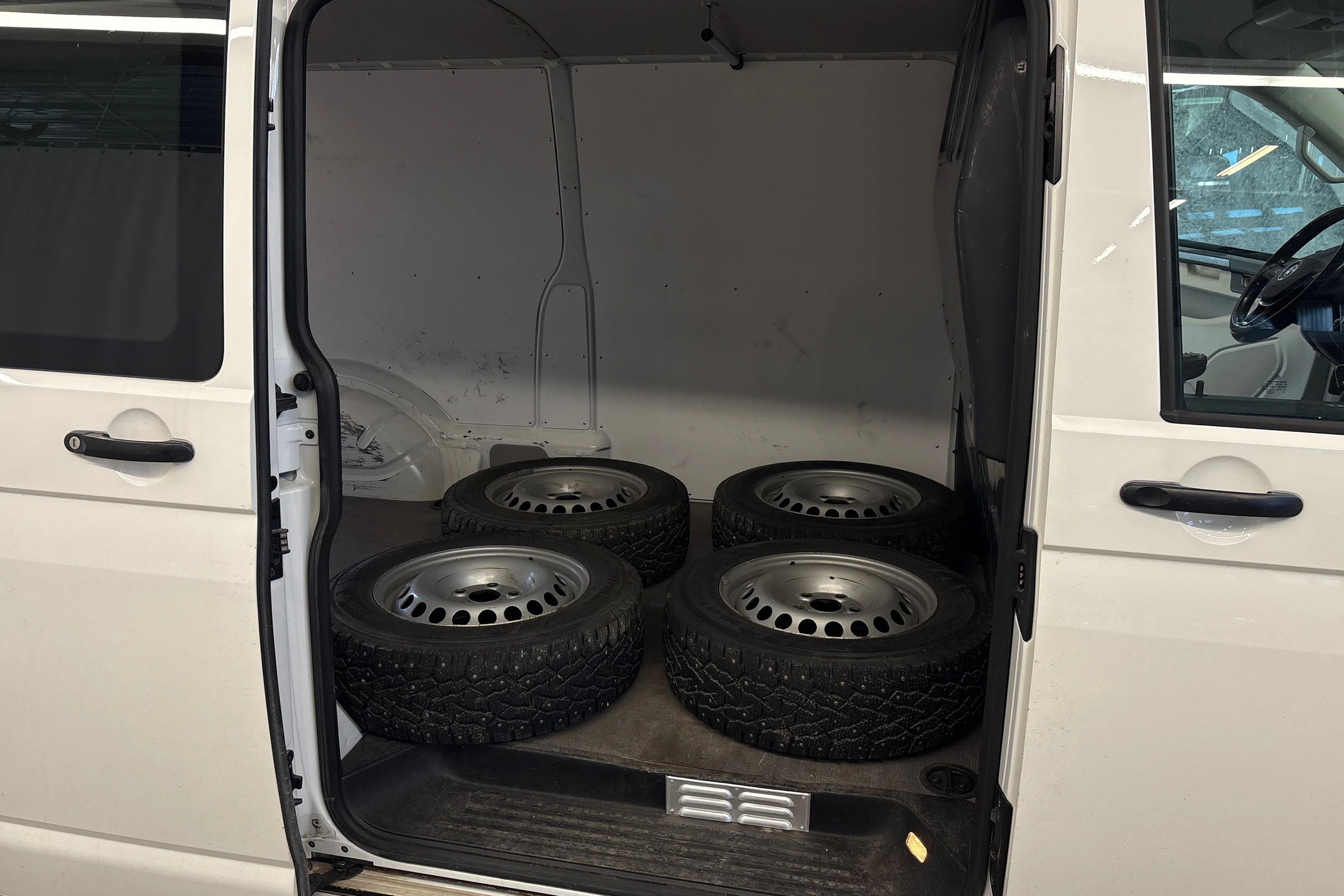 valkoinen Volkswagen Transporter 2019 kuva 7.