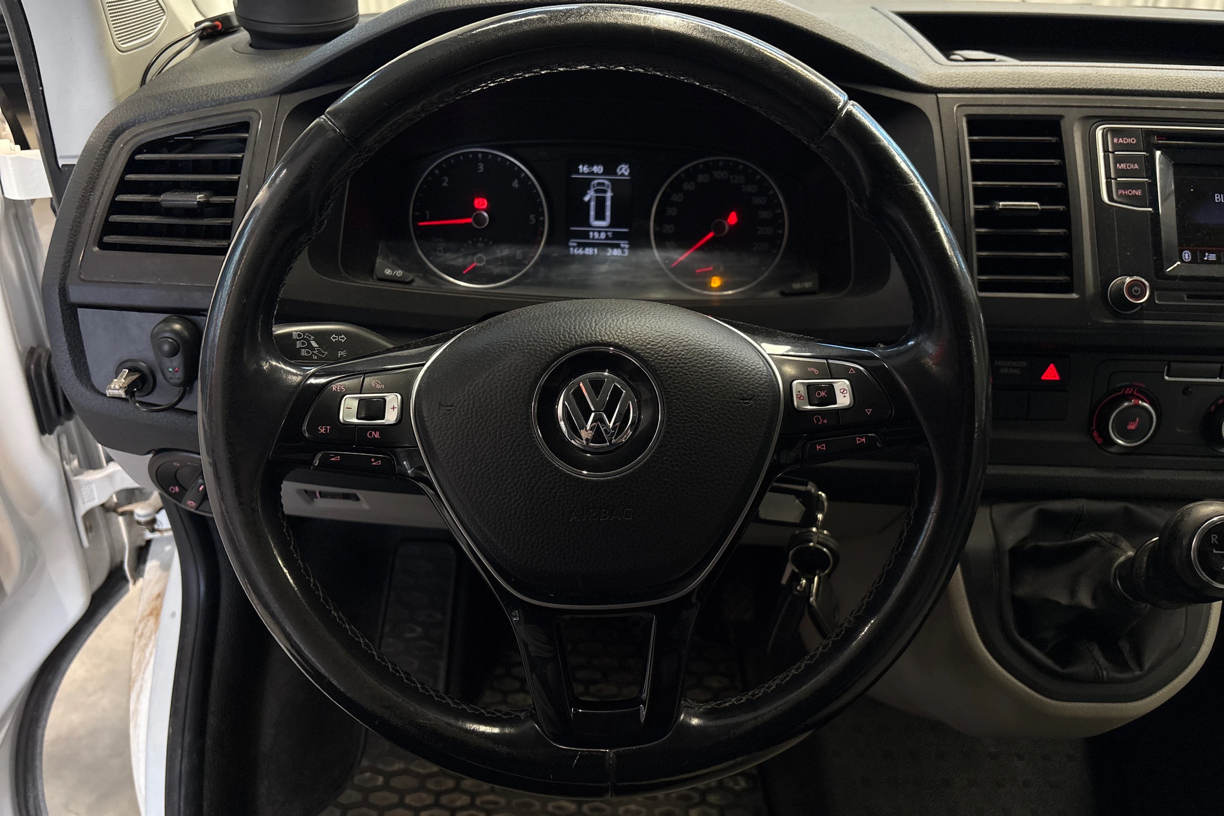 valkoinen Volkswagen Transporter 2019 kuva 8.