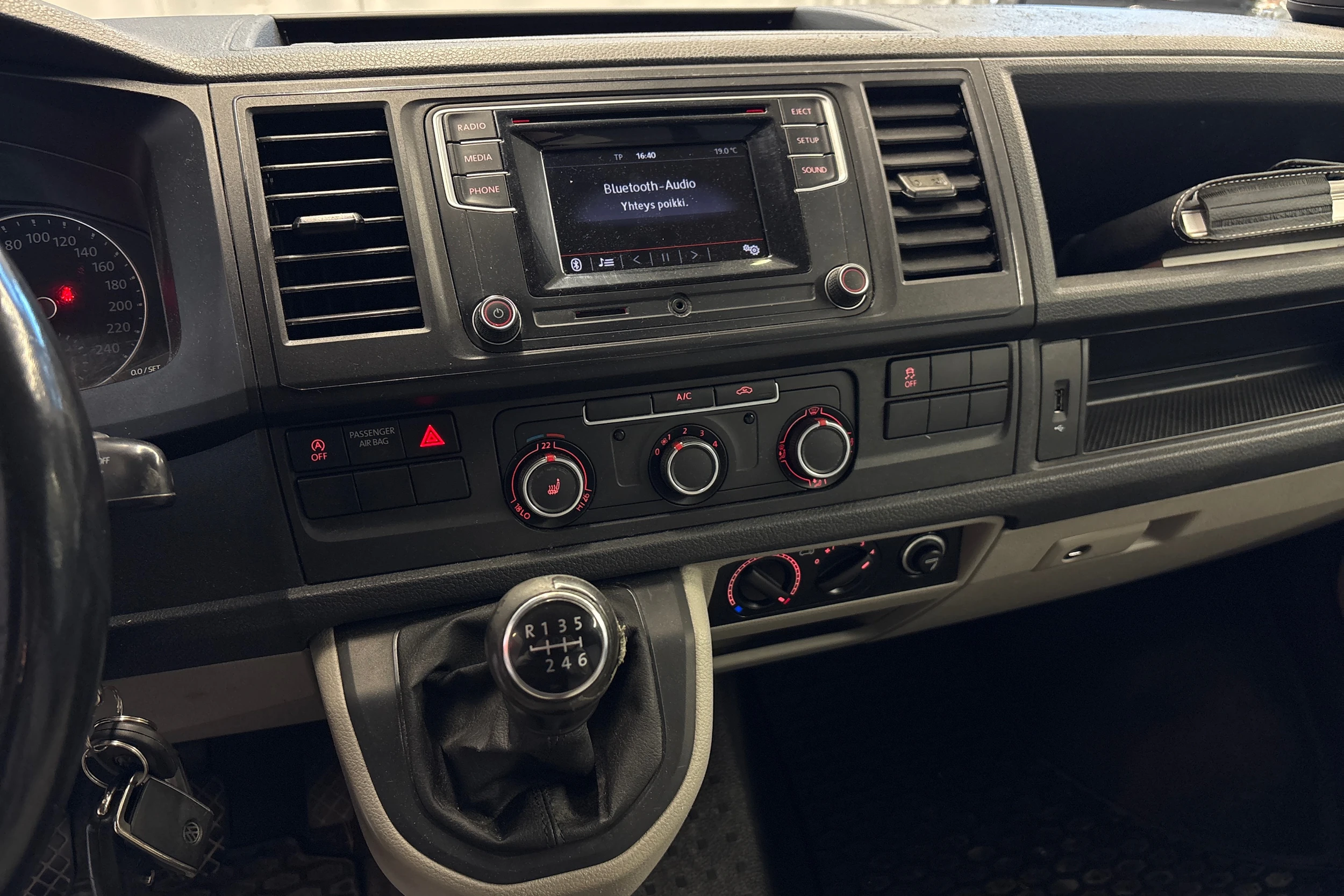 valkoinen Volkswagen Transporter 2019 kuva 9.