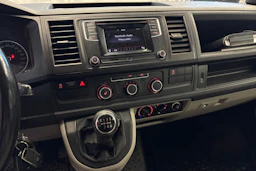 valkoinen Volkswagen Transporter 2019 kuva 9.