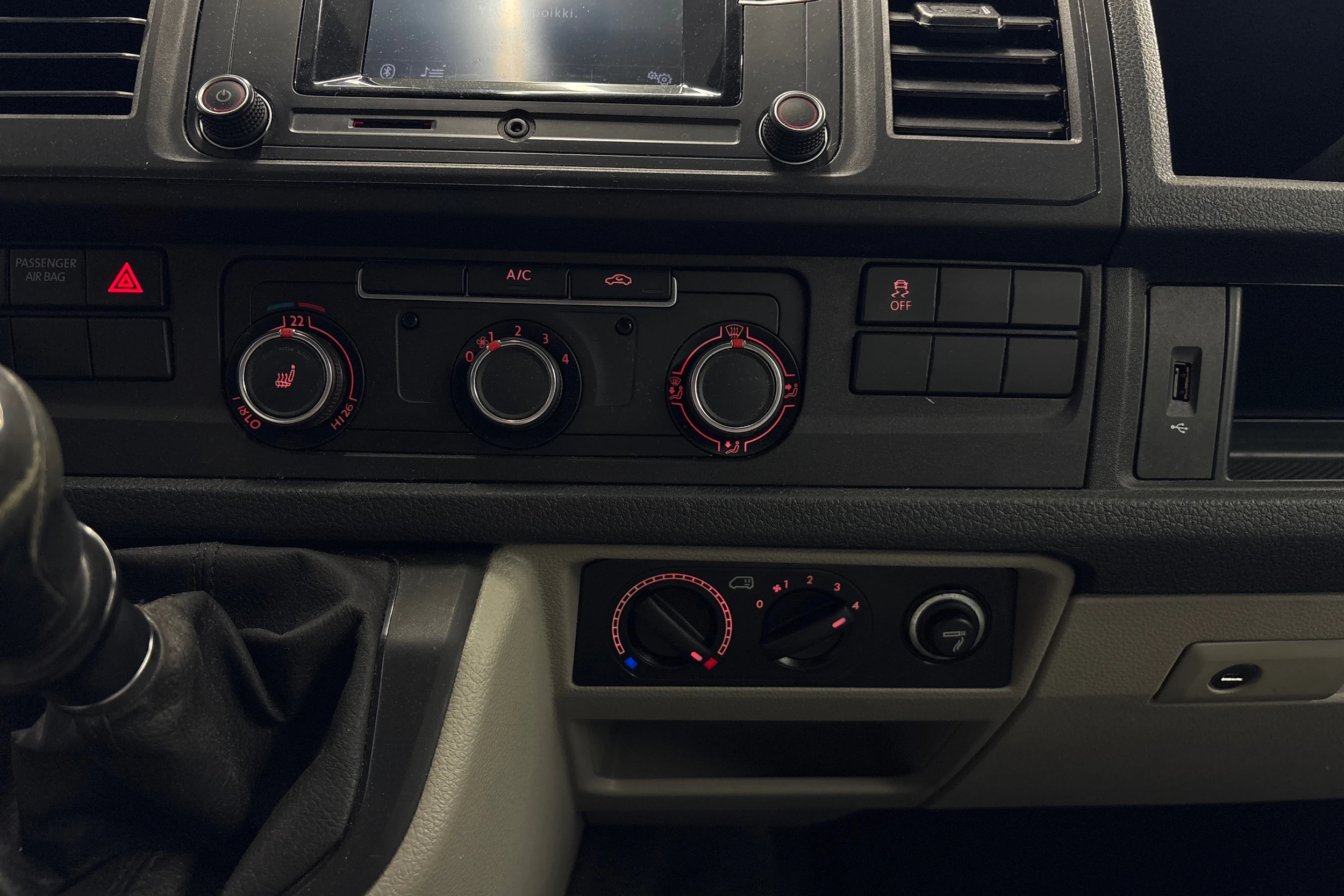 valkoinen Volkswagen Transporter 2019 kuva 10.