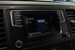 valkoinen Volkswagen Transporter 2019 kuva 12.