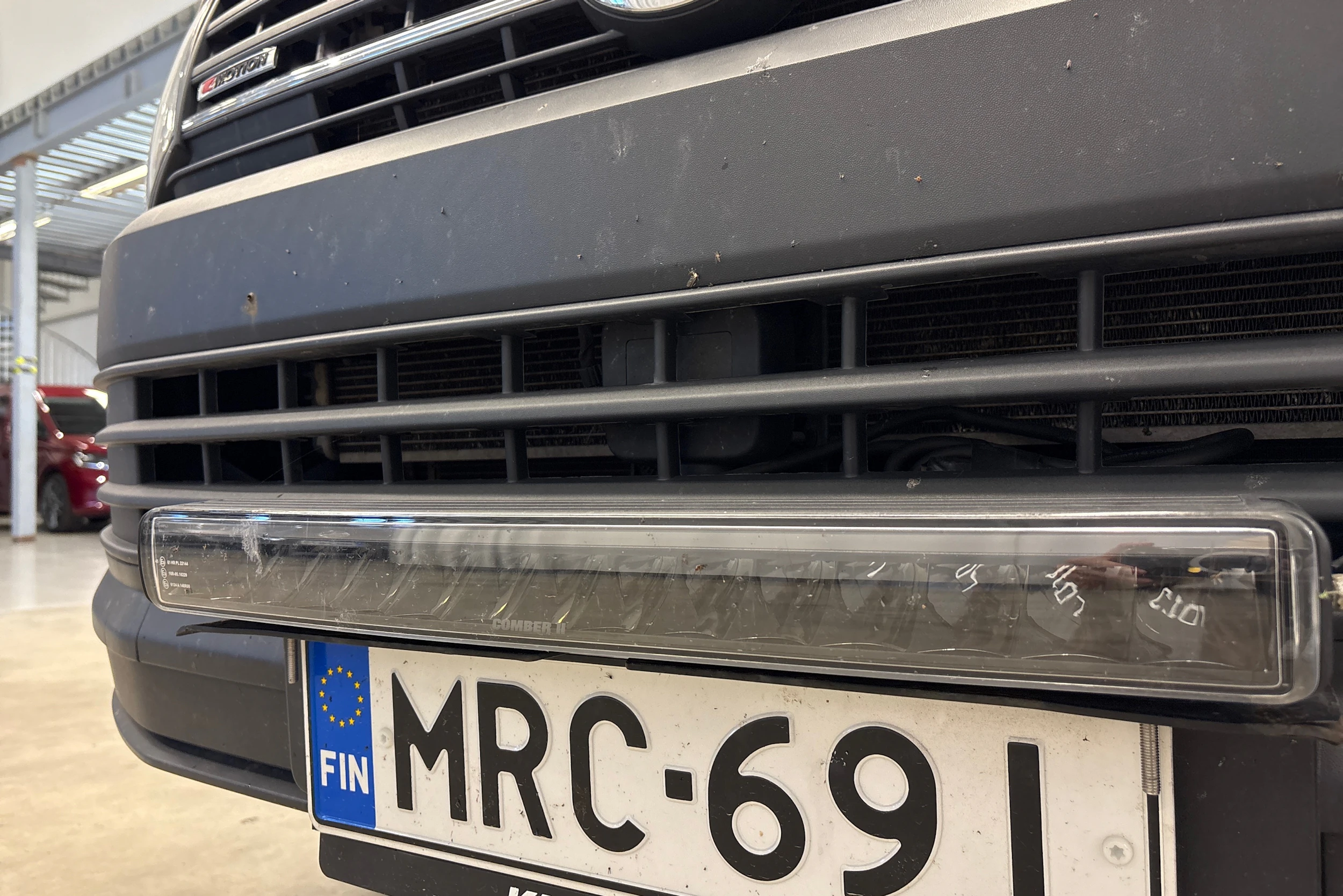 valkoinen Volkswagen Transporter 2019 kuva 15.