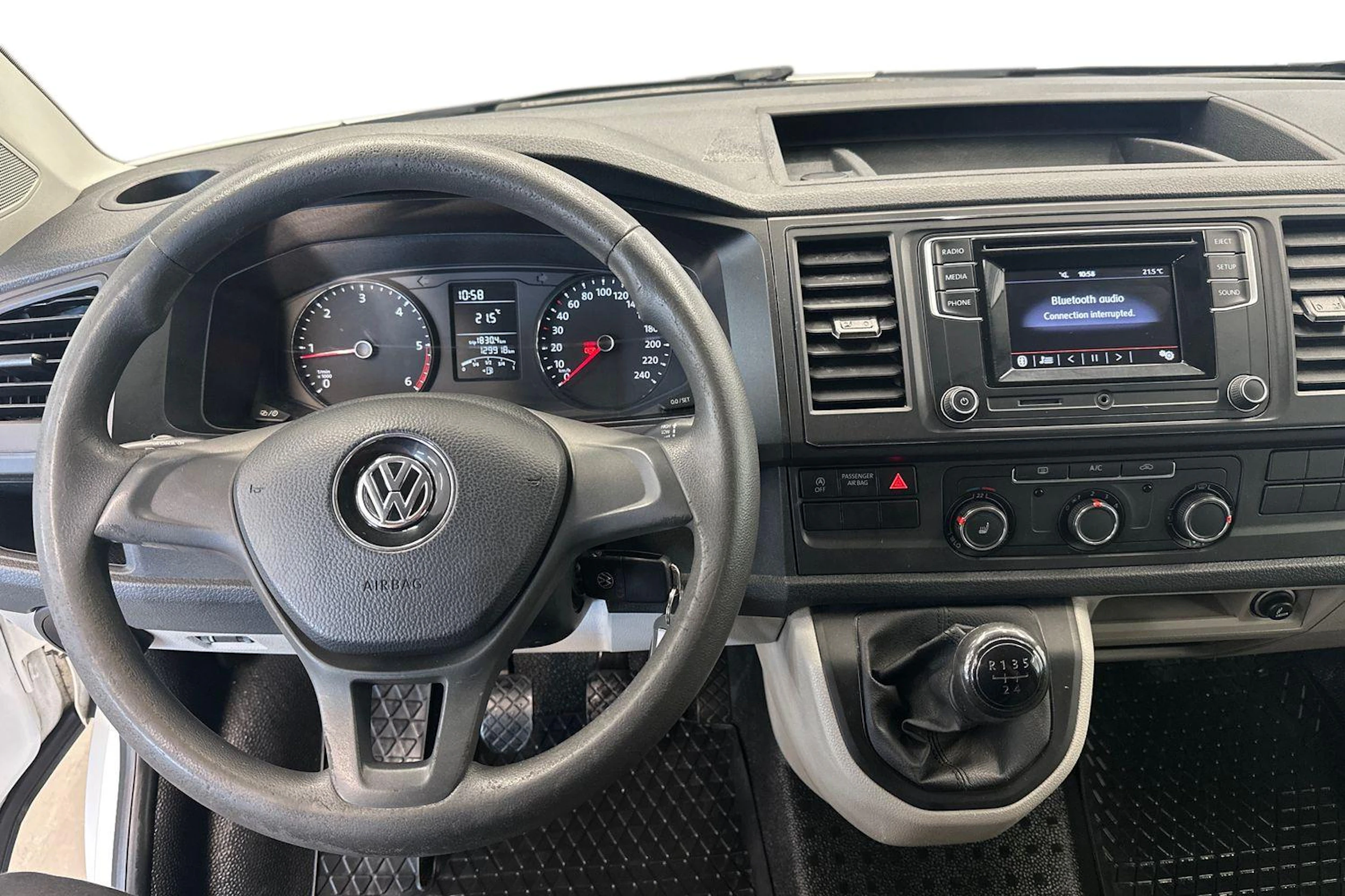 valkoinen Volkswagen Transporter 2019 kuva 7.