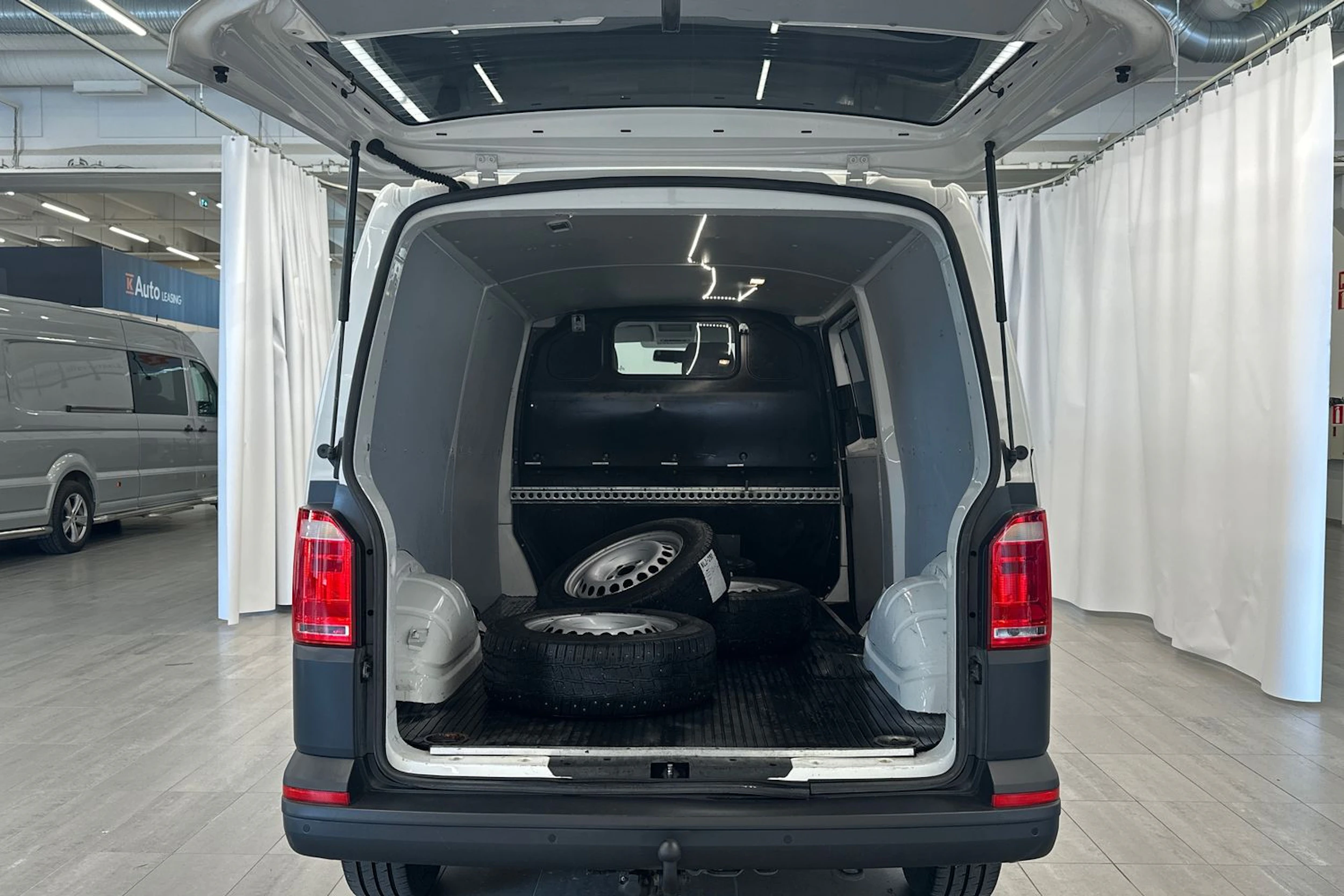 valkoinen Volkswagen Transporter 2019 kuva 10.