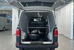 valkoinen Volkswagen Transporter 2019 kuva 10.