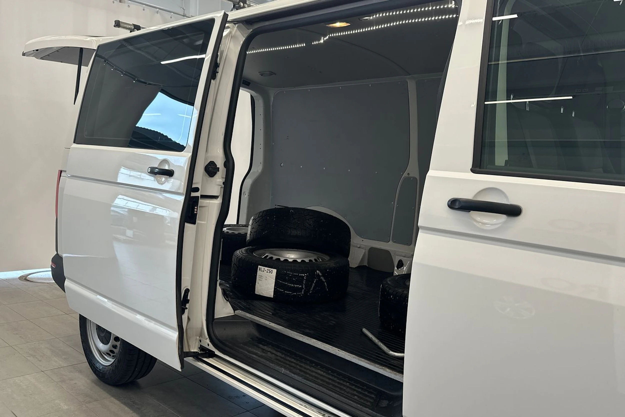 valkoinen Volkswagen Transporter 2019 kuva 11.
