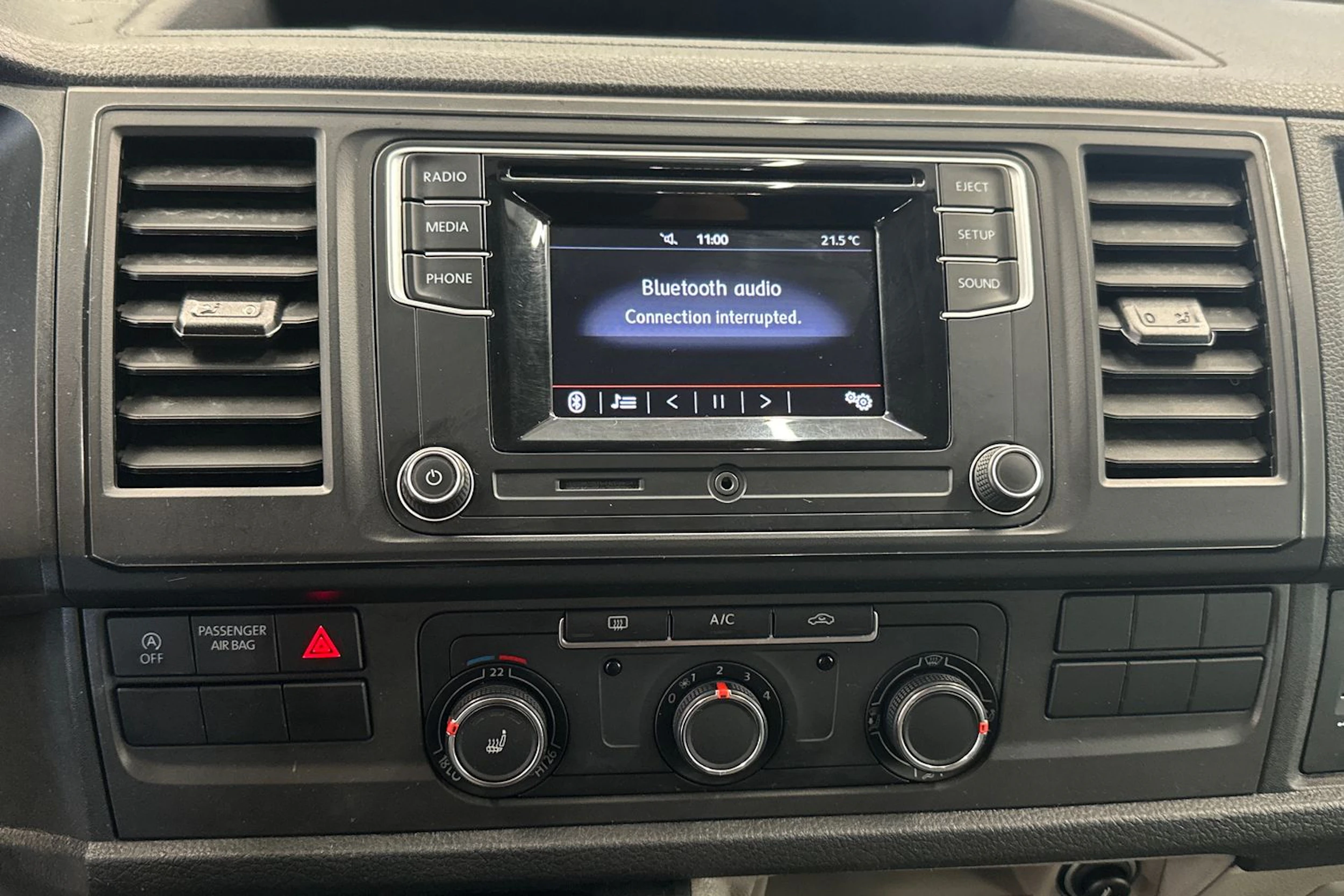valkoinen Volkswagen Transporter 2019 kuva 12.
