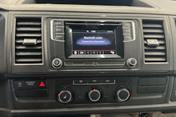 valkoinen Volkswagen Transporter 2019 kuva 12.