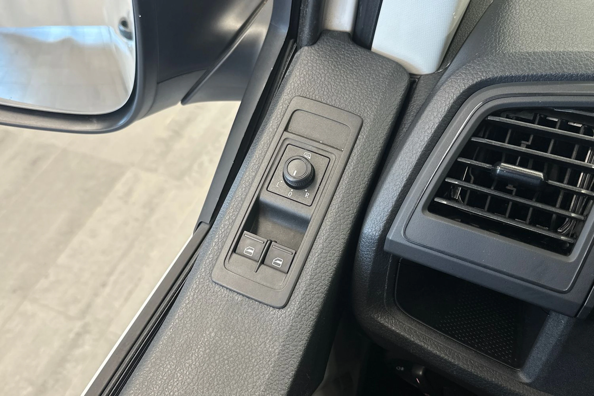 valkoinen Volkswagen Transporter 2019 kuva 13.