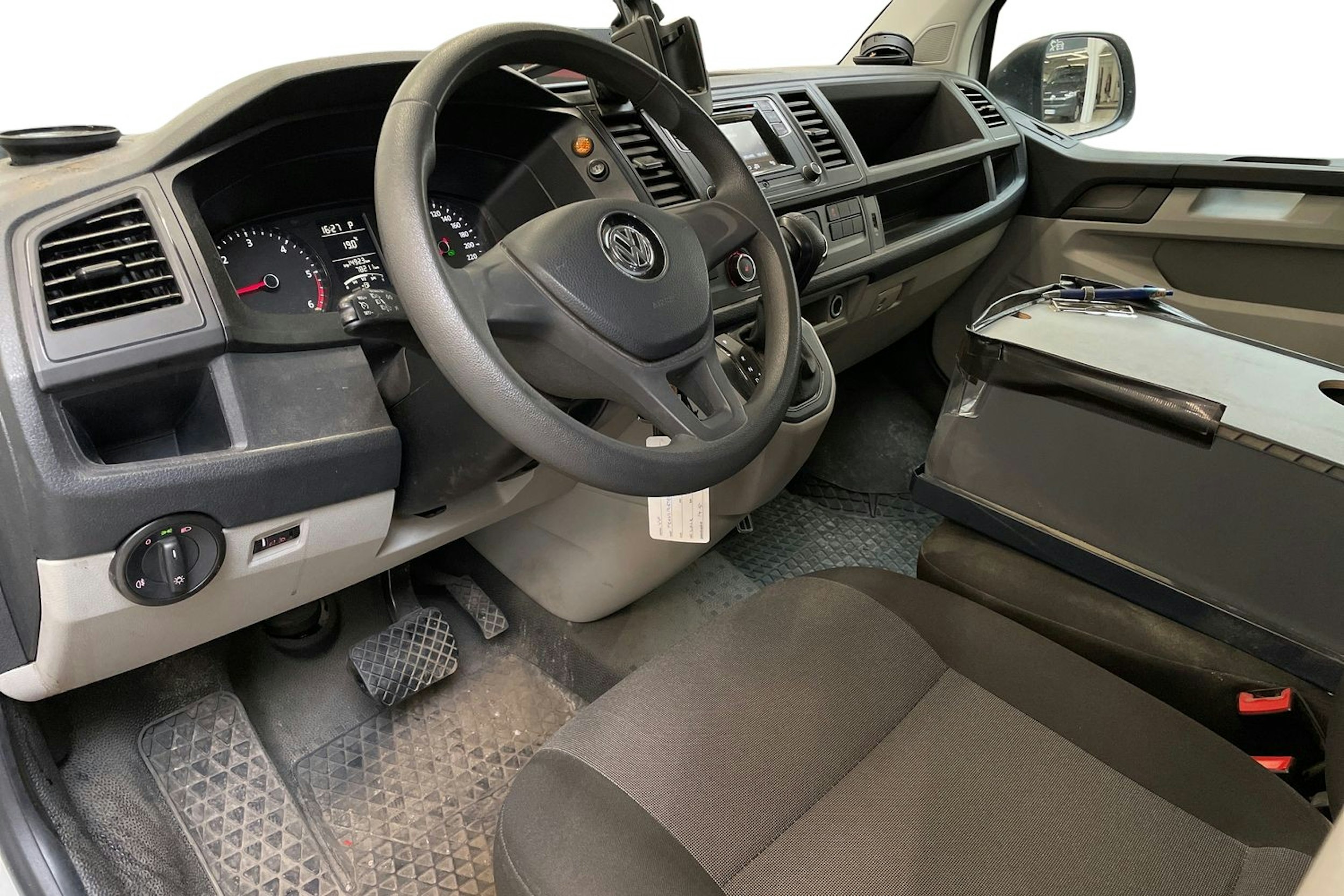 valkoinen Volkswagen Transporter 2019 kuva 3.