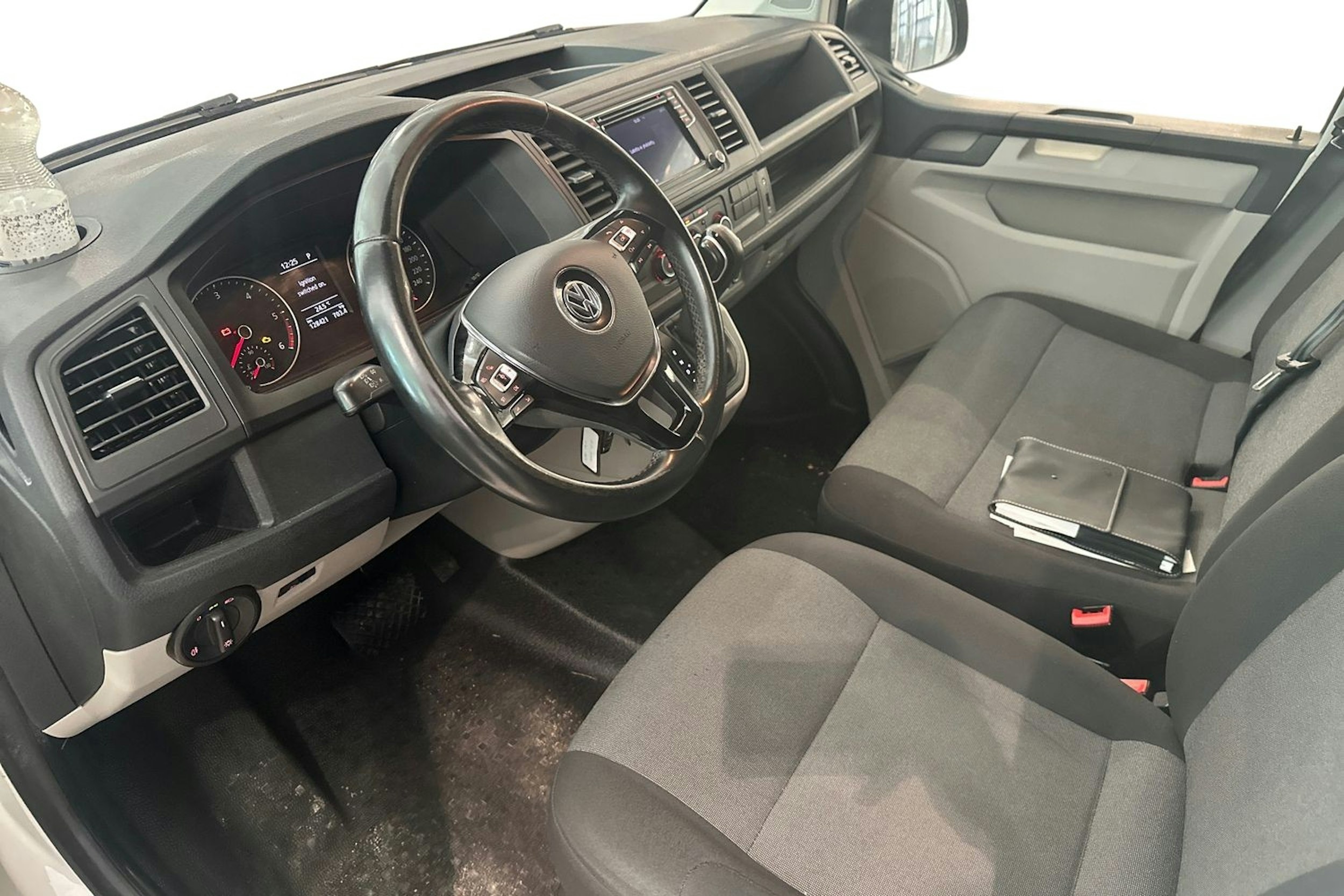 valkoinen Volkswagen Transporter 2019 kuva 3.