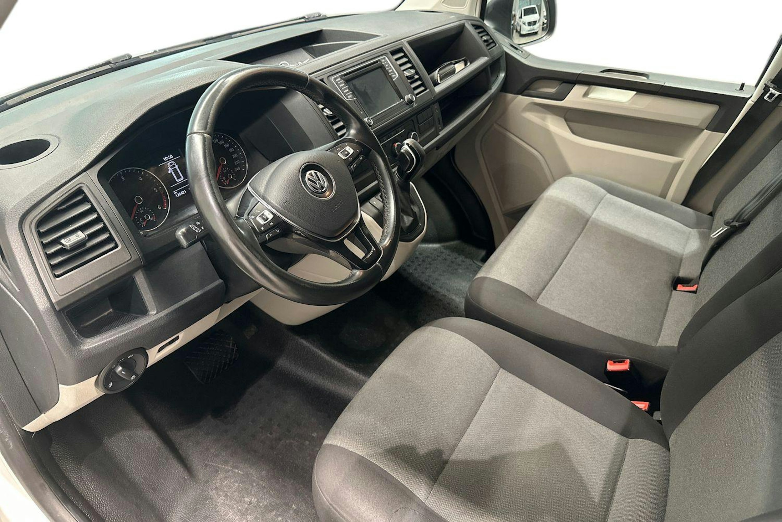 valkoinen Volkswagen Transporter 2019 kuva 6.