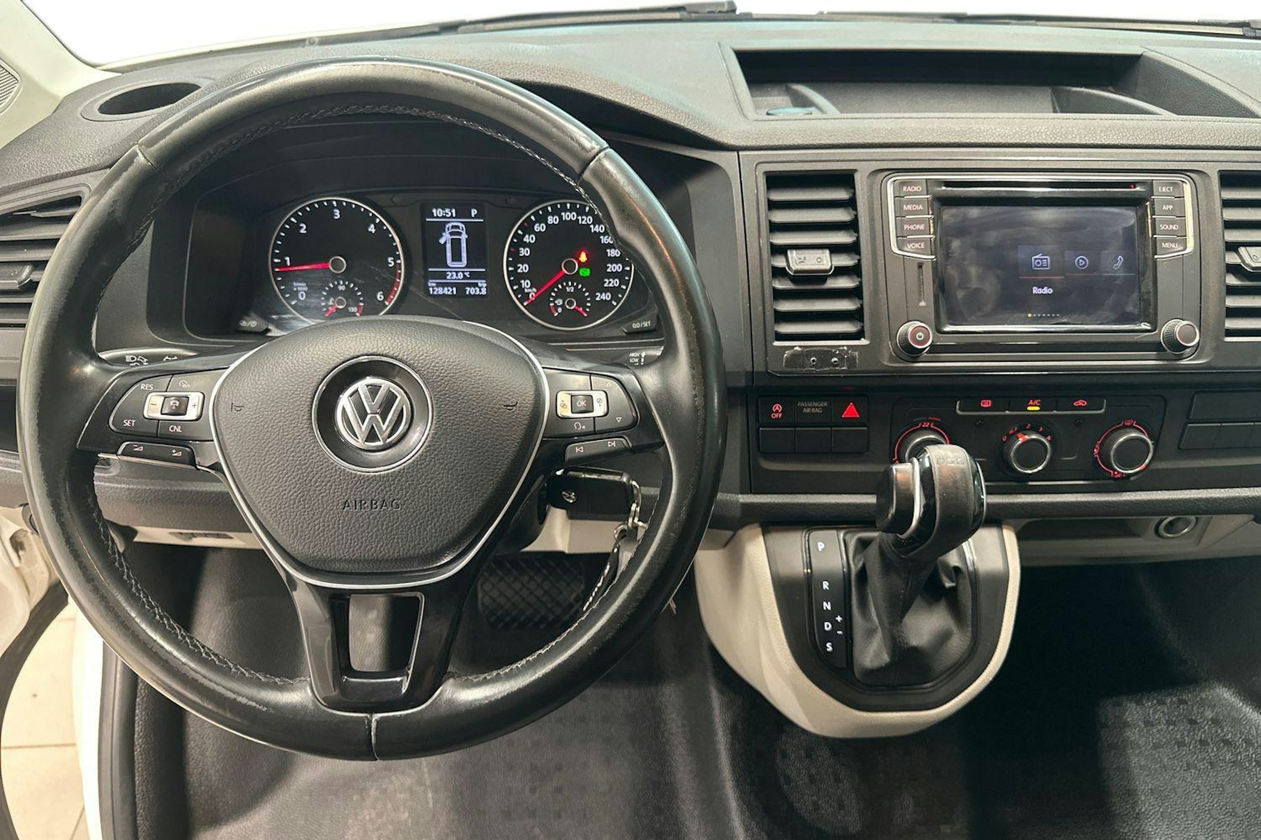 valkoinen Volkswagen Transporter 2019 kuva 7.