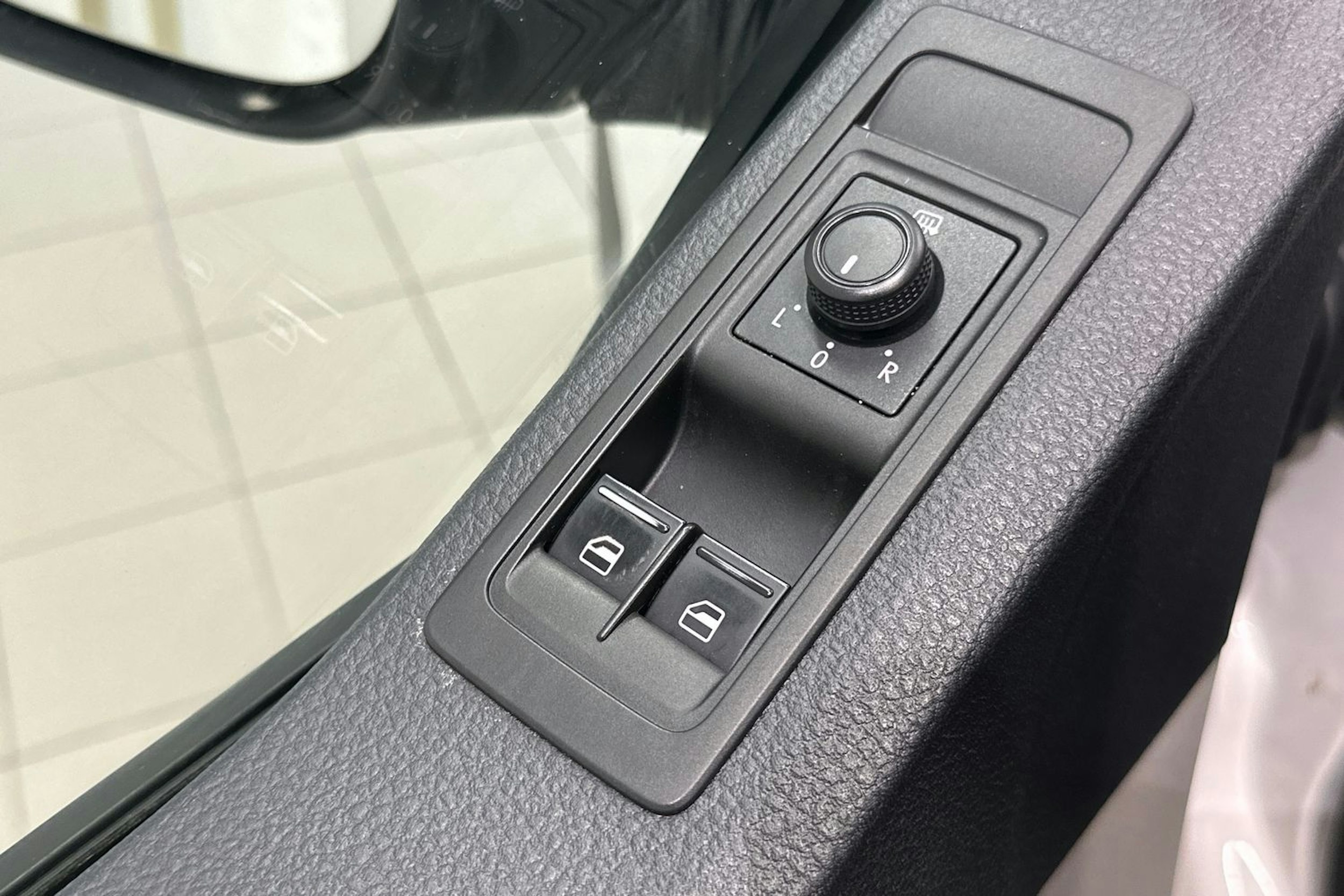 valkoinen Volkswagen Transporter 2019 kuva 11.