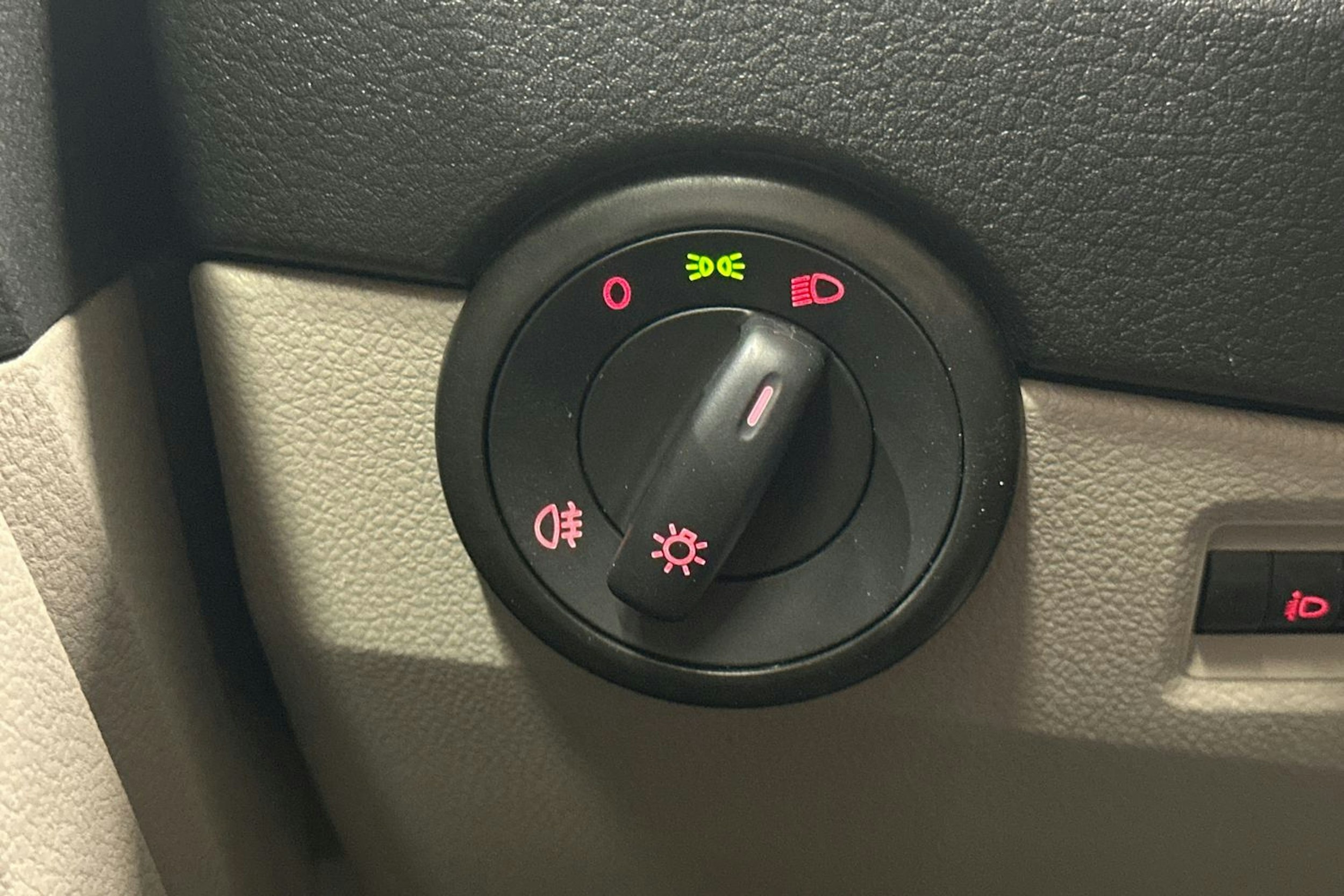 valkoinen Volkswagen Transporter 2019 kuva 12.