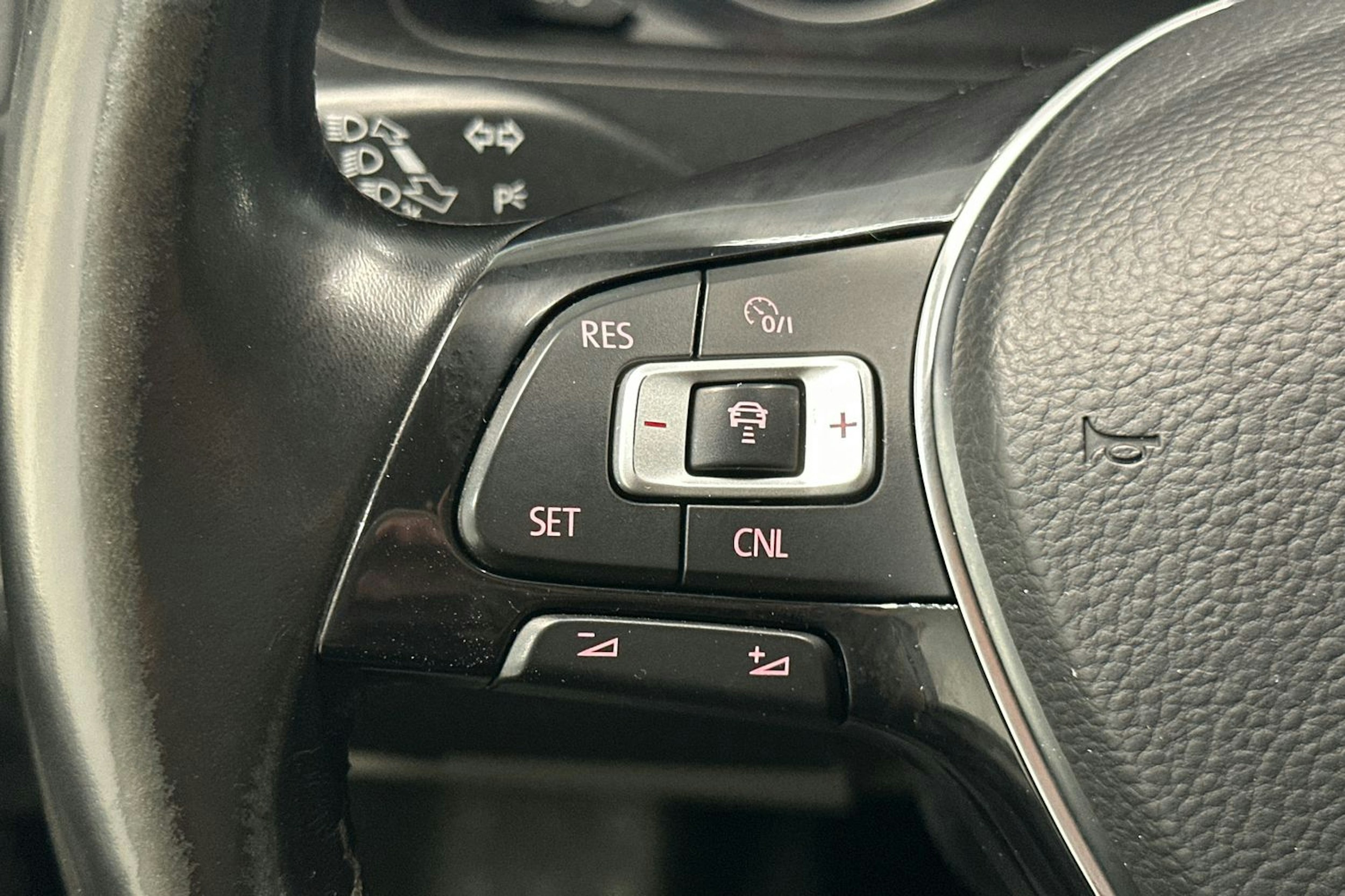 valkoinen Volkswagen Transporter 2019 kuva 13.