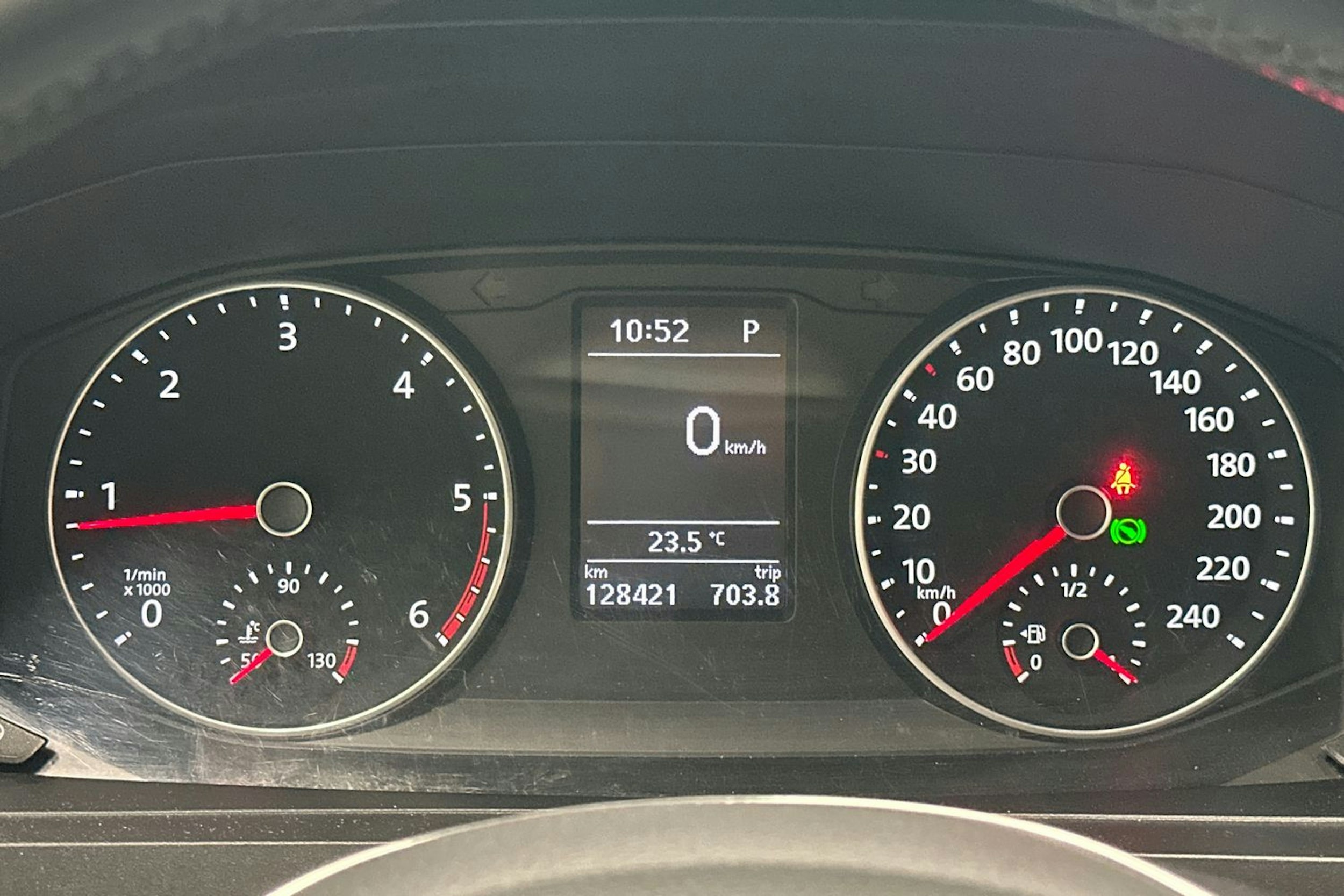 valkoinen Volkswagen Transporter 2019 kuva 15.