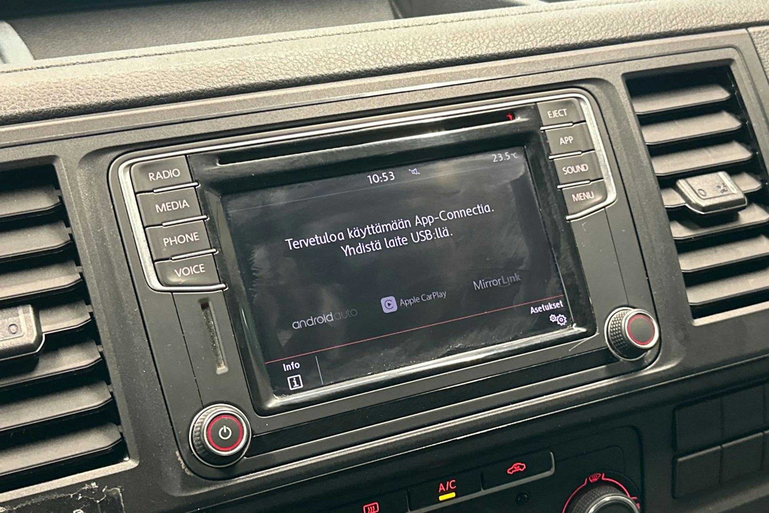 valkoinen Volkswagen Transporter 2019 kuva 16.