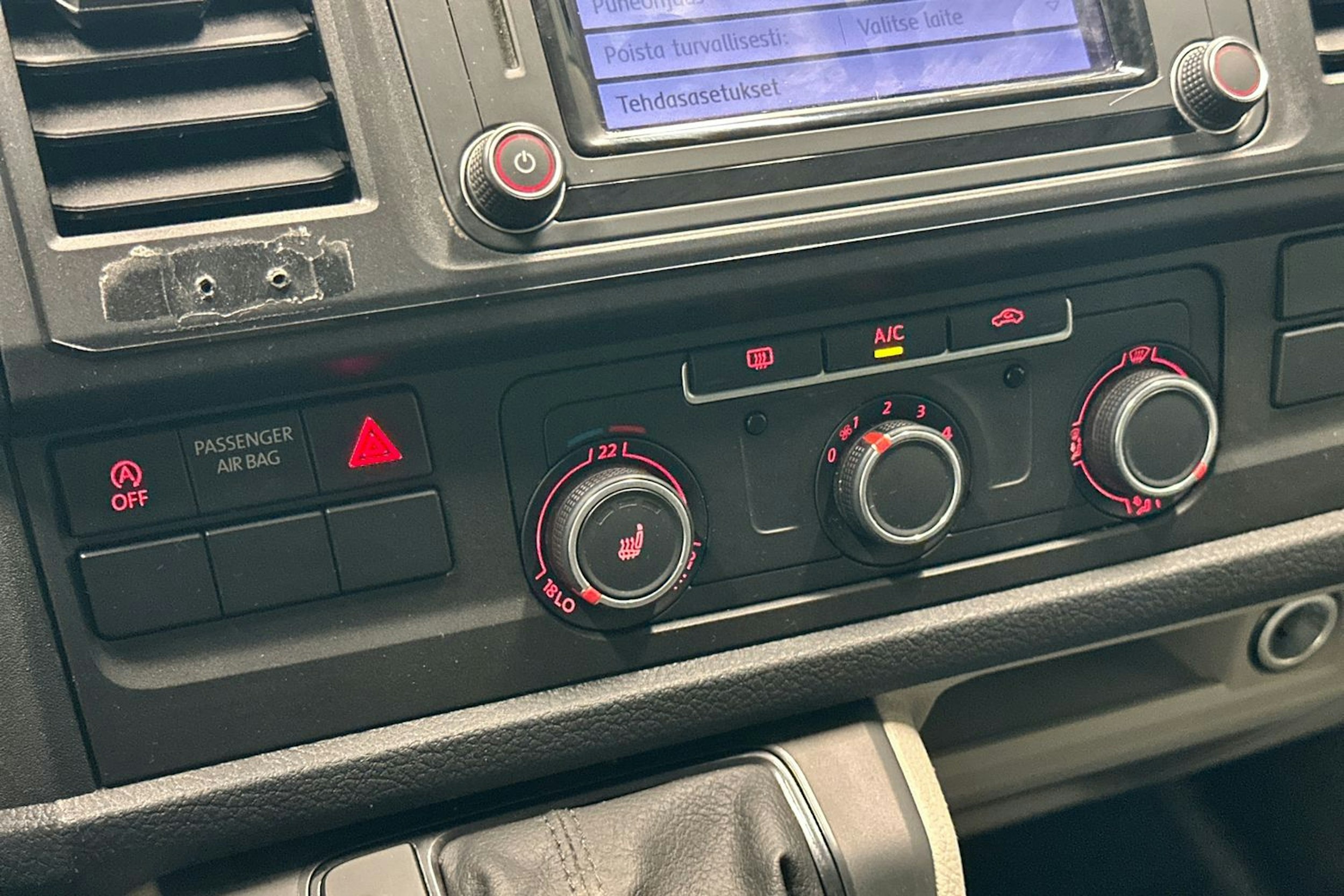 valkoinen Volkswagen Transporter 2019 kuva 19.