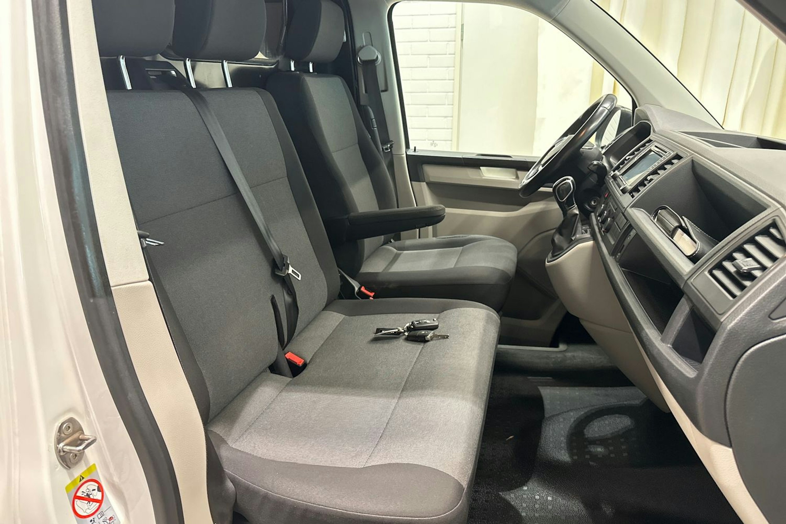 valkoinen Volkswagen Transporter 2019 kuva 21.