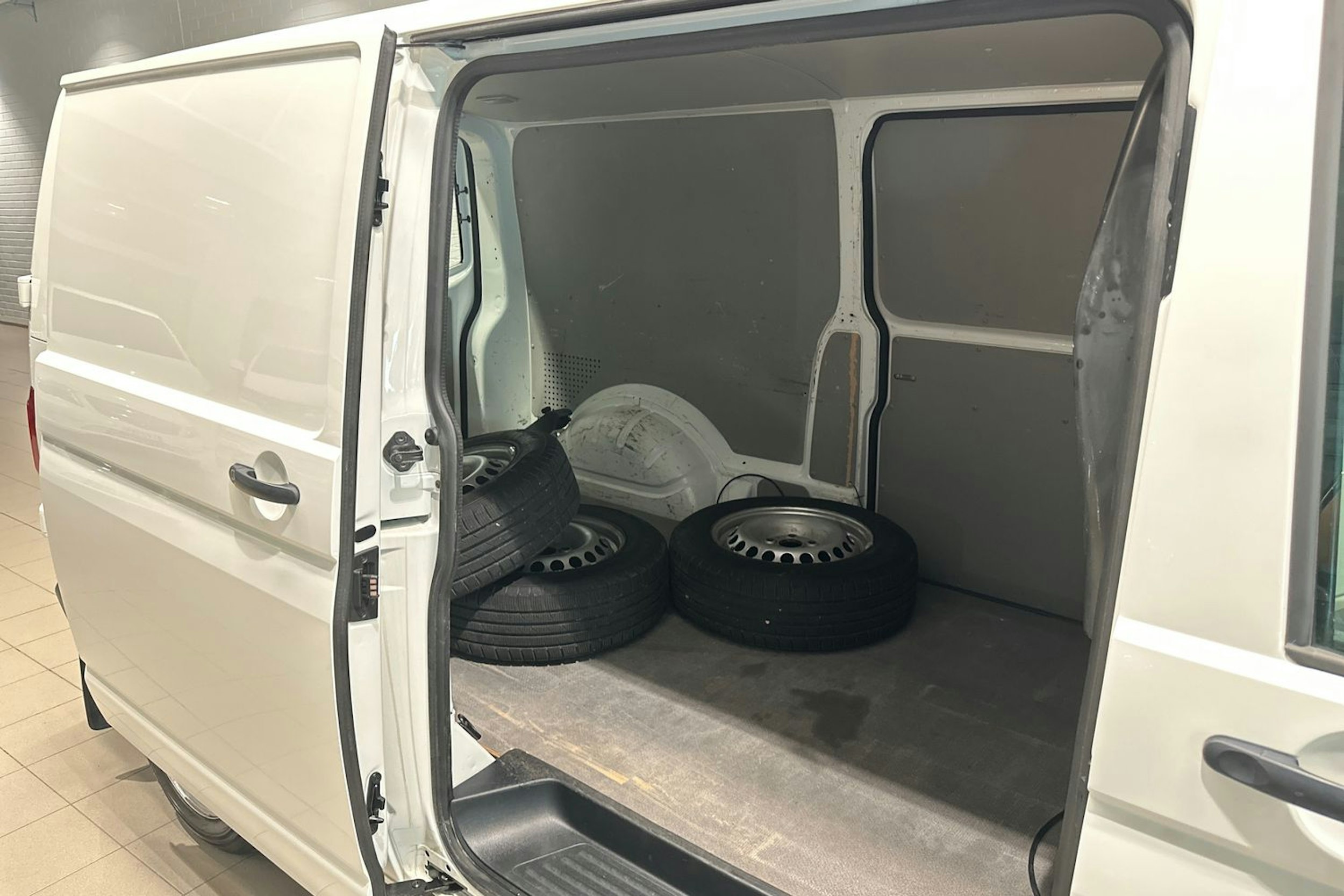 valkoinen Volkswagen Transporter 2019 kuva 22.