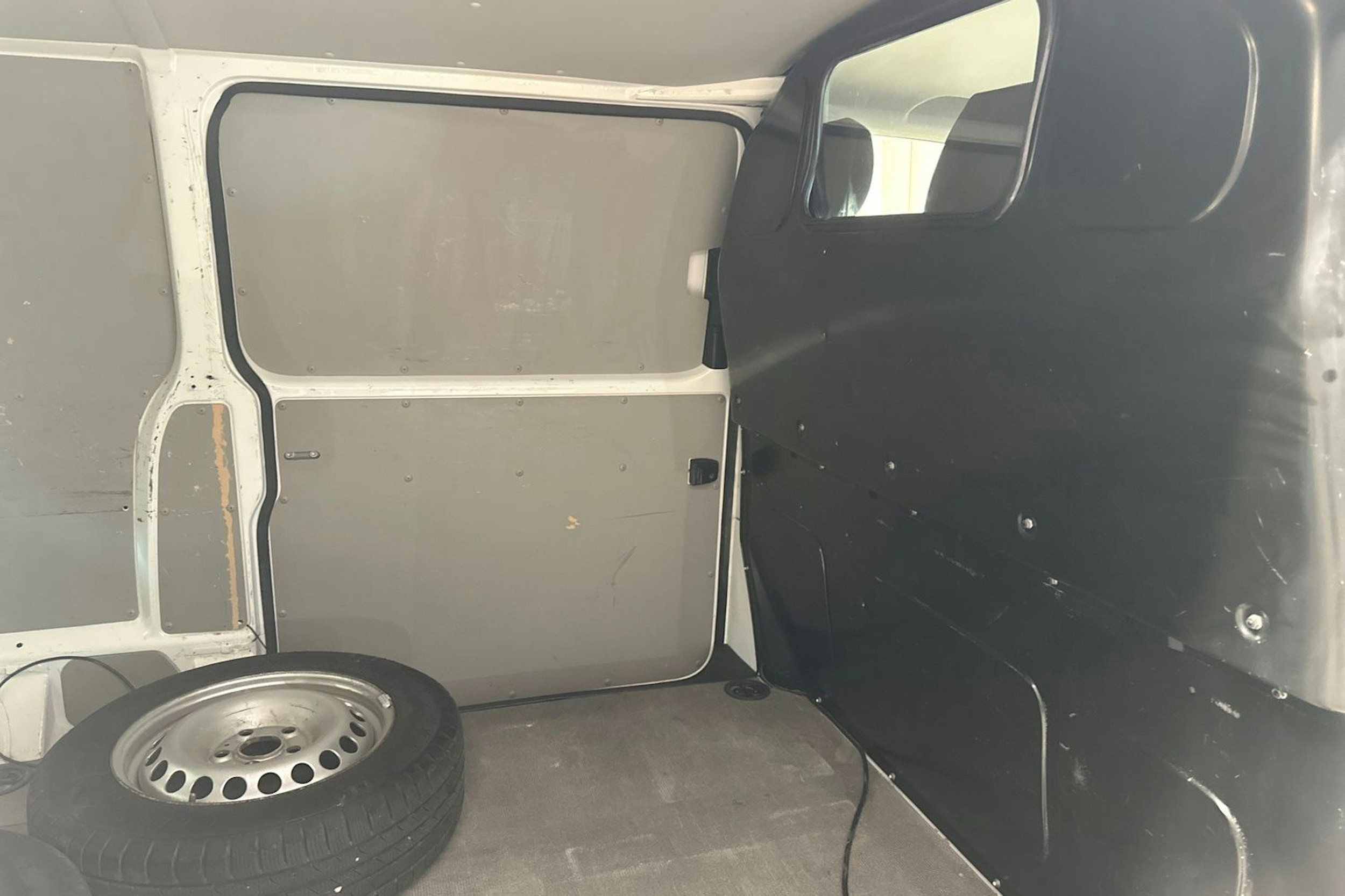 valkoinen Volkswagen Transporter 2019 kuva 23.