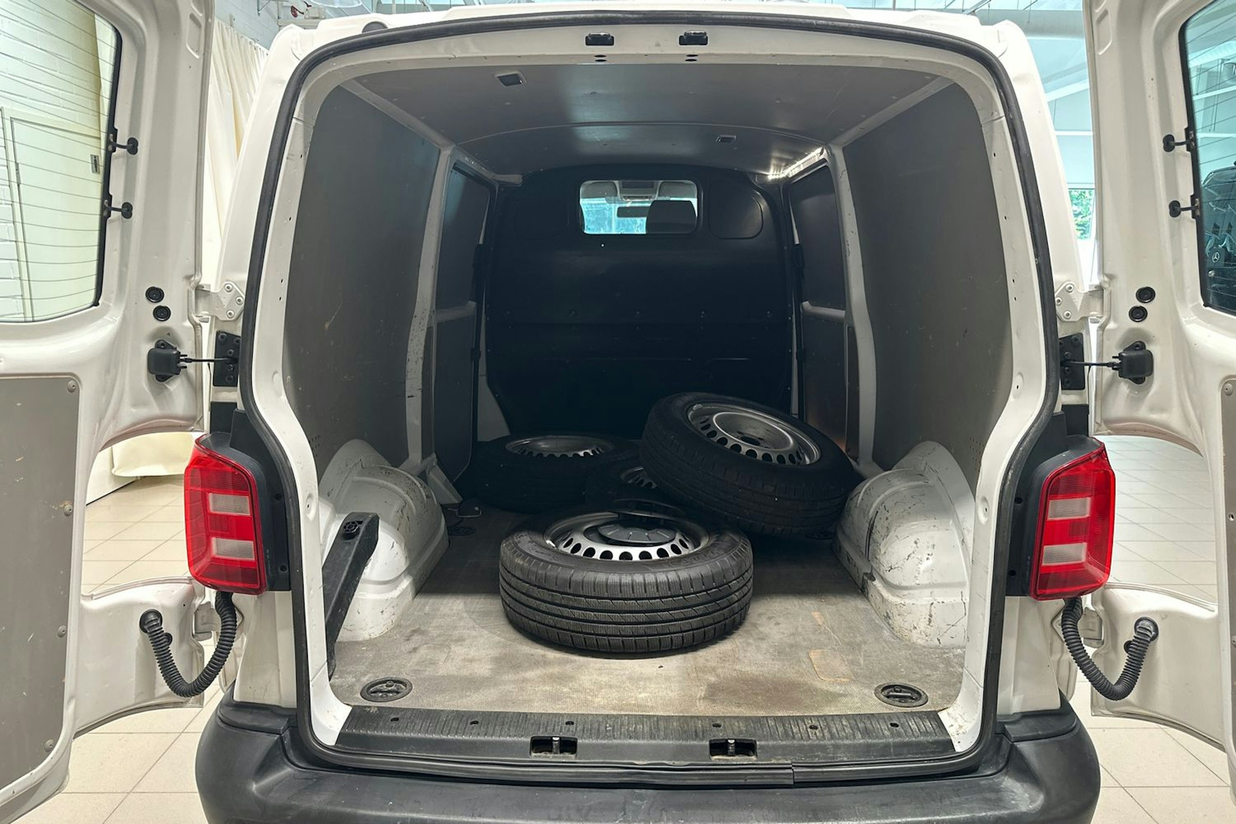 valkoinen Volkswagen Transporter 2019 kuva 24.
