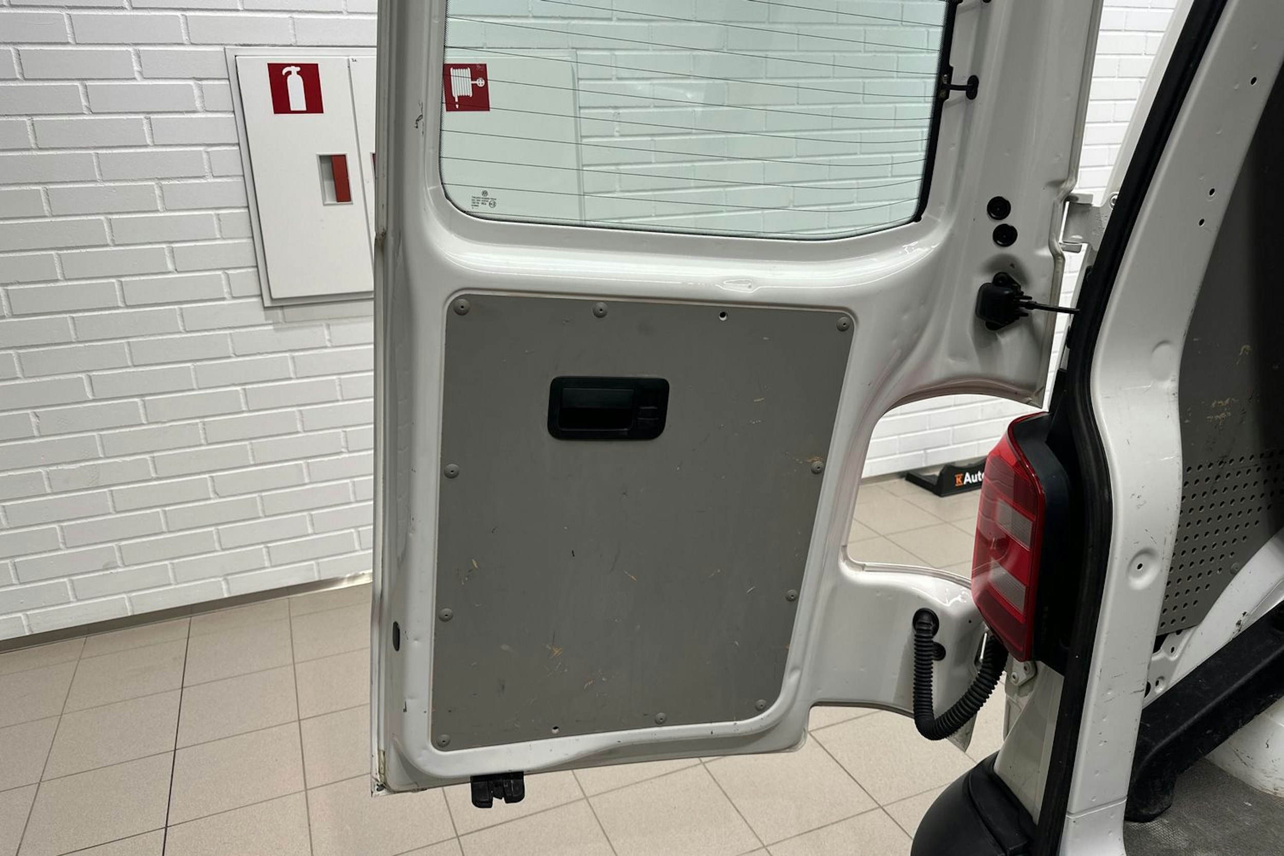 valkoinen Volkswagen Transporter 2019 kuva 25.