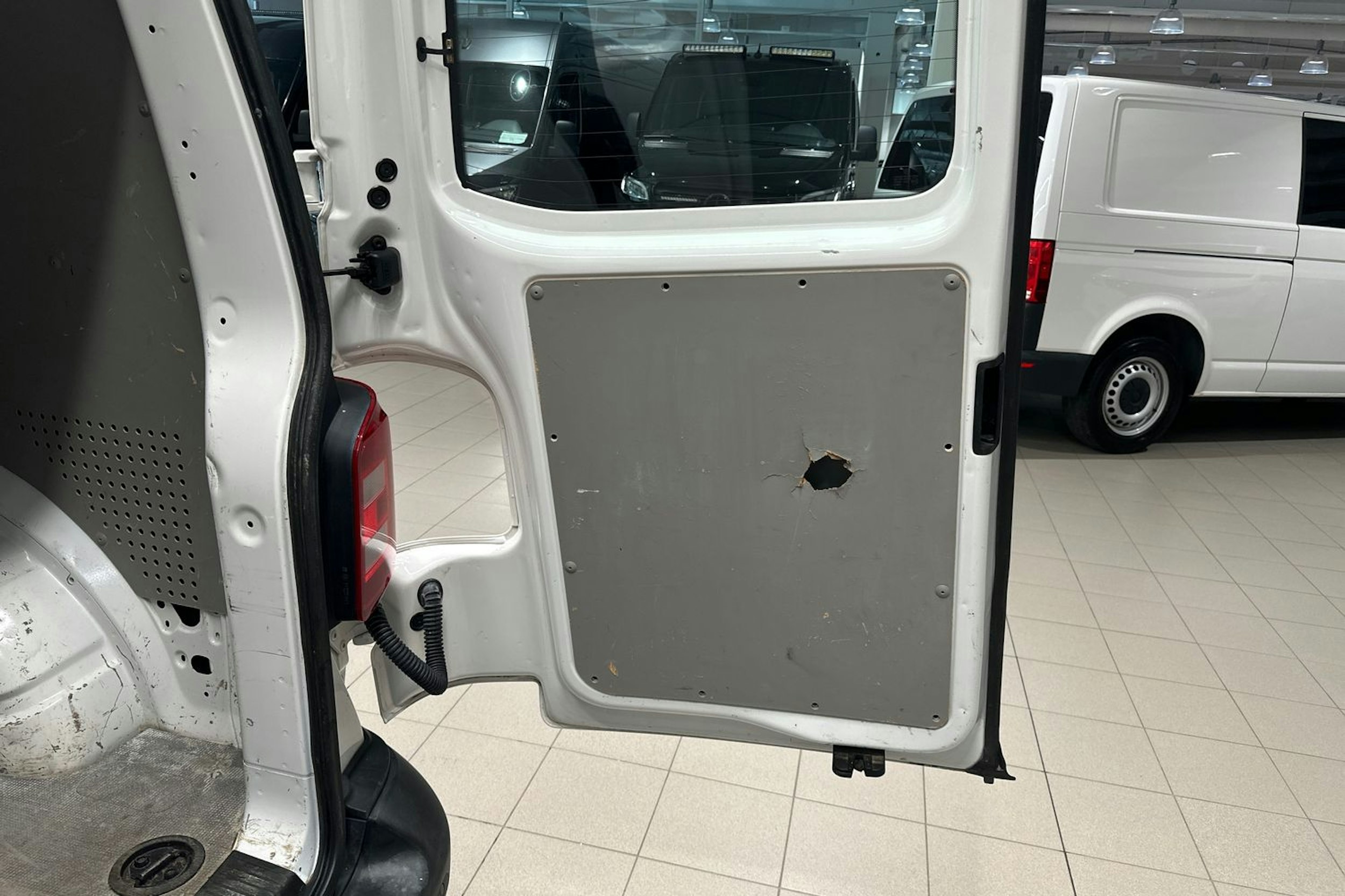 valkoinen Volkswagen Transporter 2019 kuva 26.