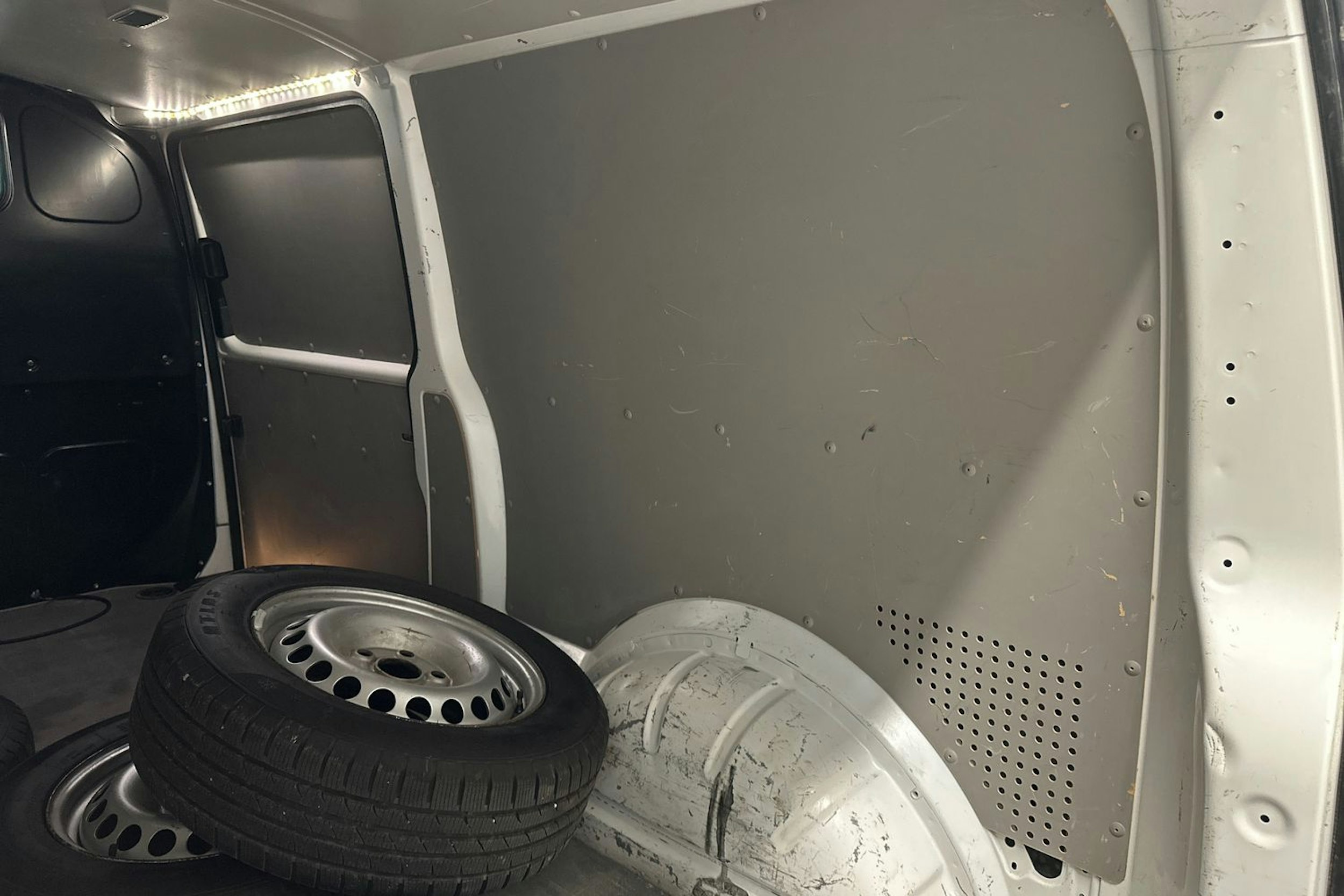 valkoinen Volkswagen Transporter 2019 kuva 27.