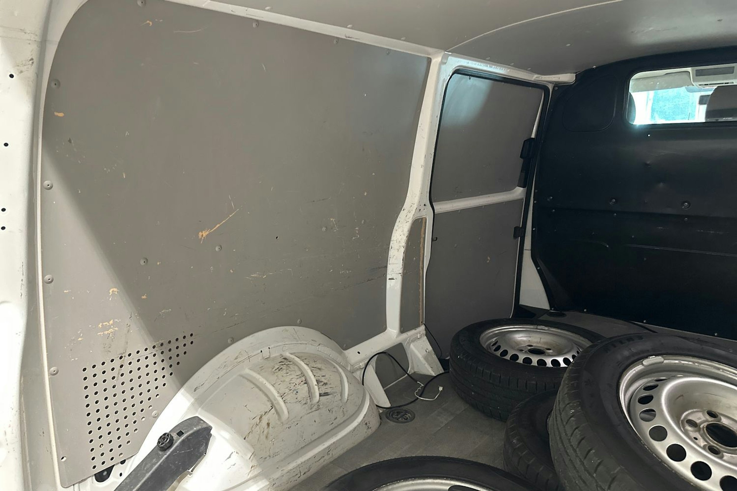 valkoinen Volkswagen Transporter 2019 kuva 28.