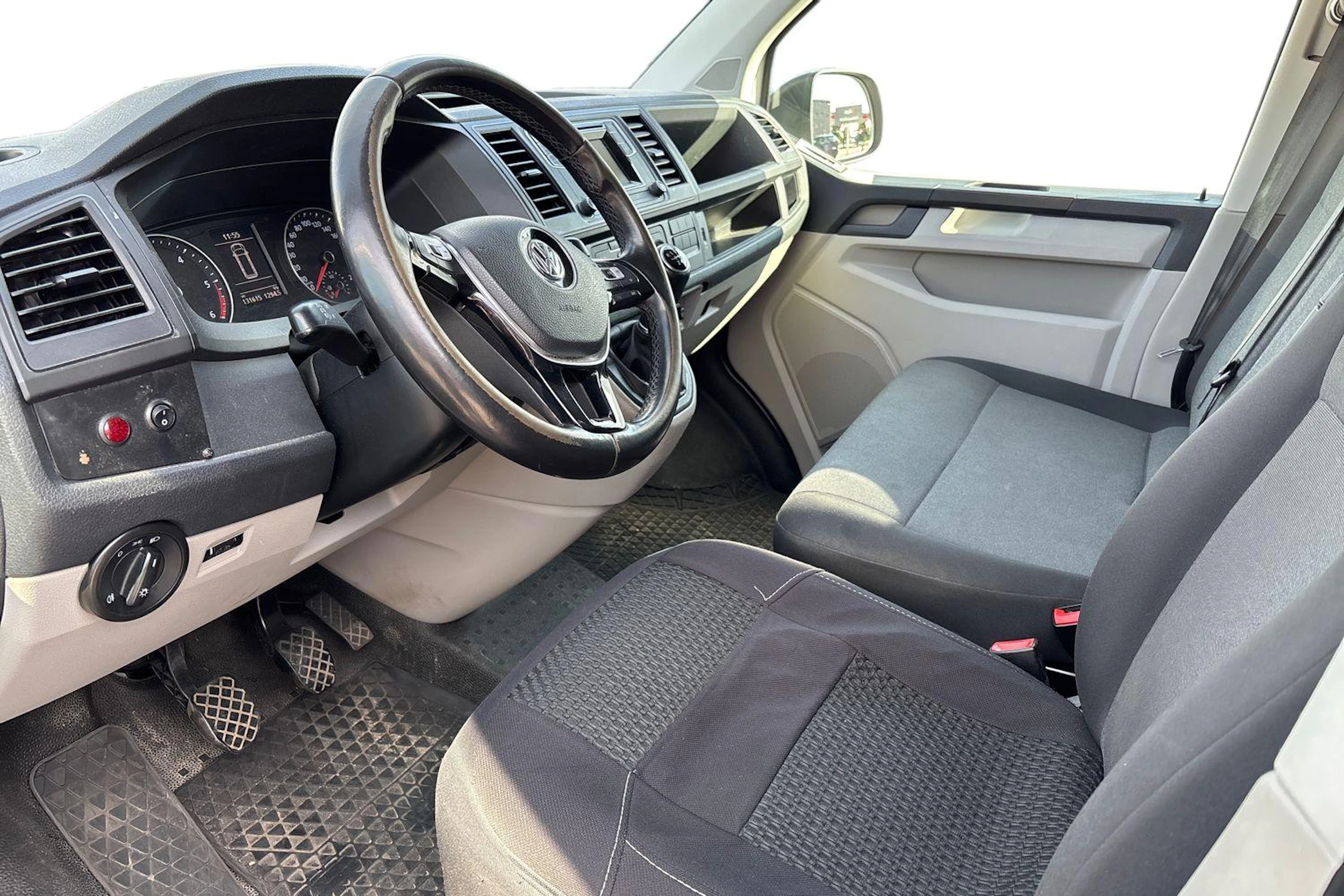 valkoinen Volkswagen Transporter 2019 kuva 3.