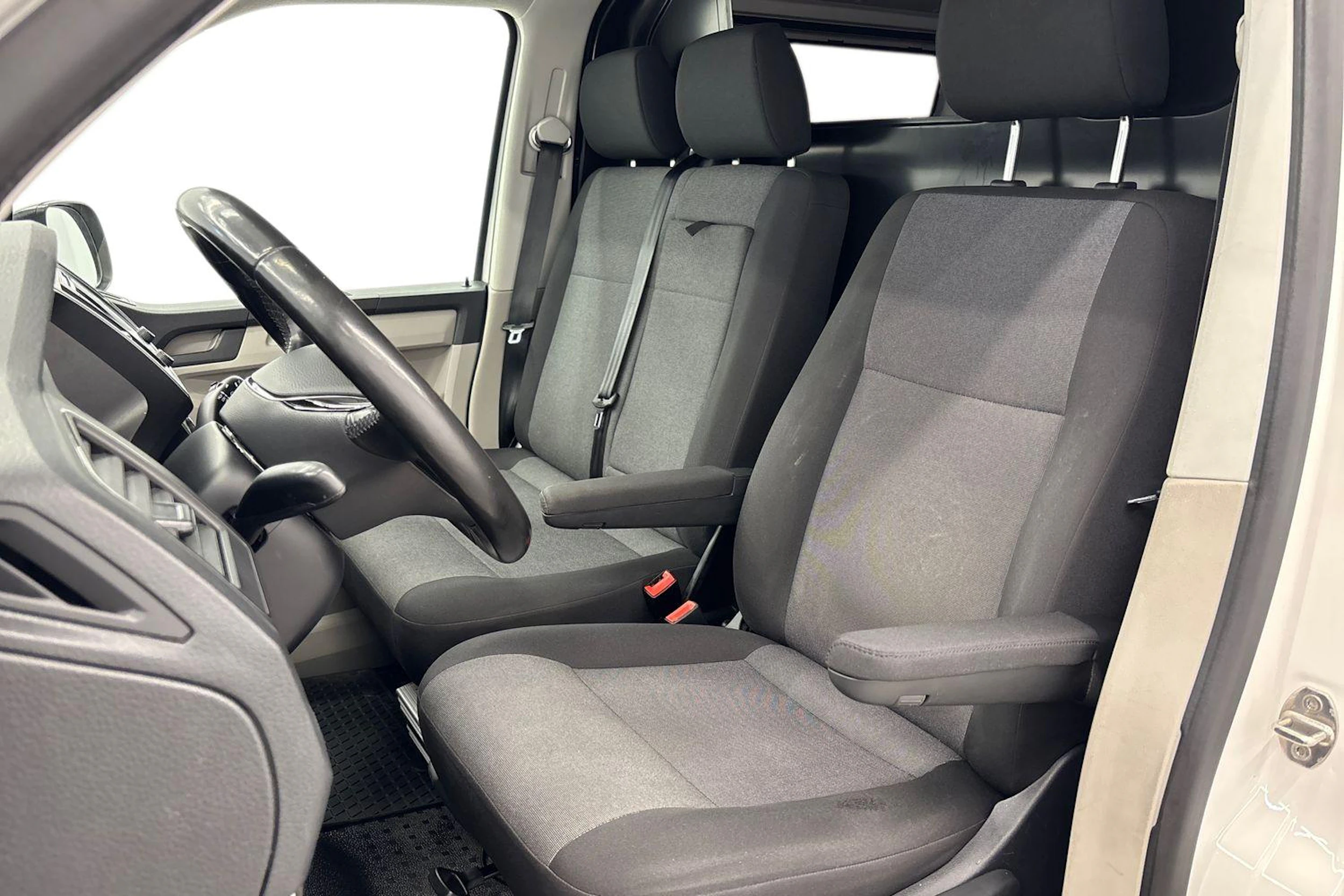 valkoinen Volkswagen Transporter 2019 kuva 8.