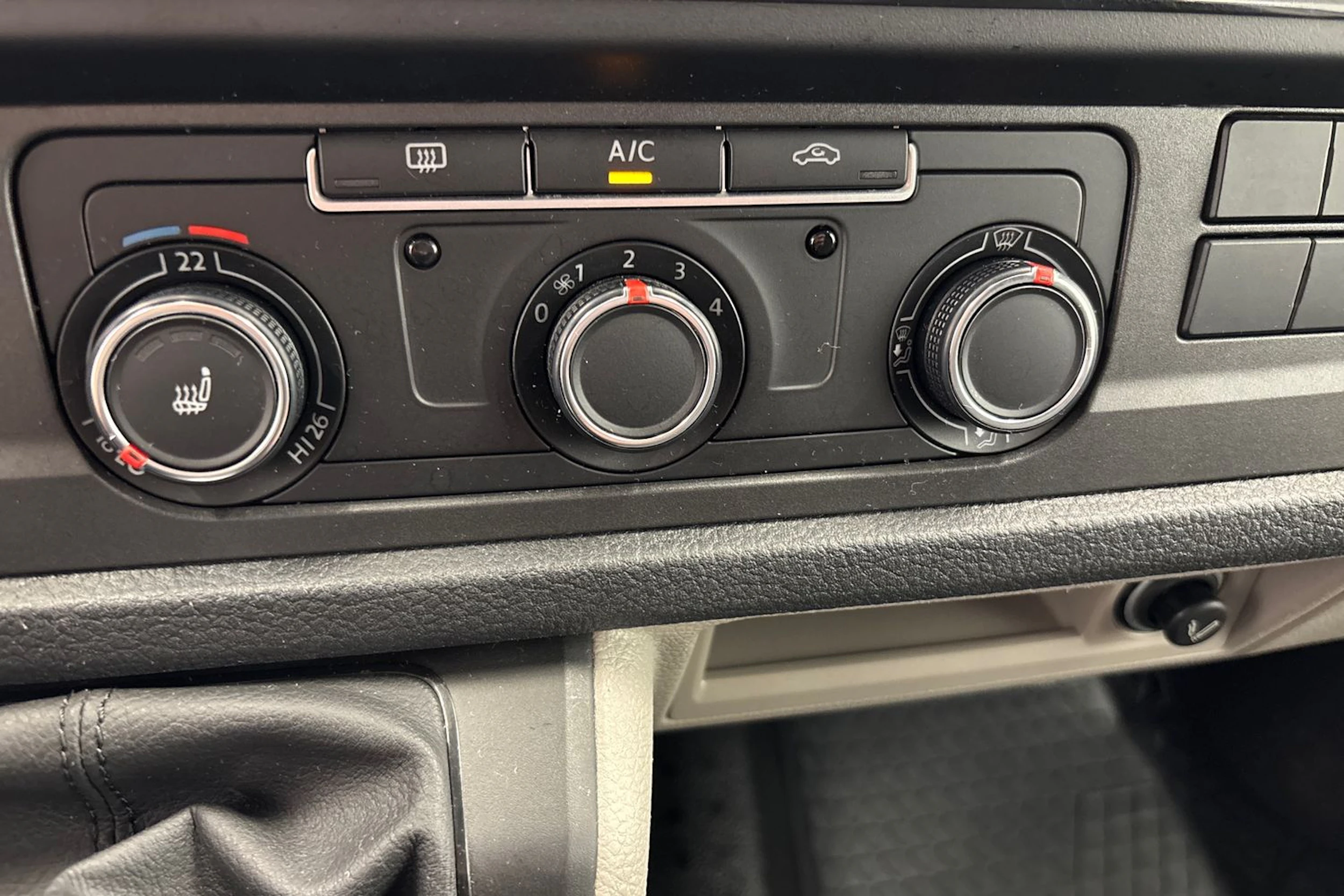 valkoinen Volkswagen Transporter 2019 kuva 14.