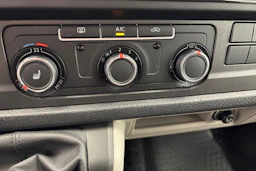 valkoinen Volkswagen Transporter 2019 kuva 14.