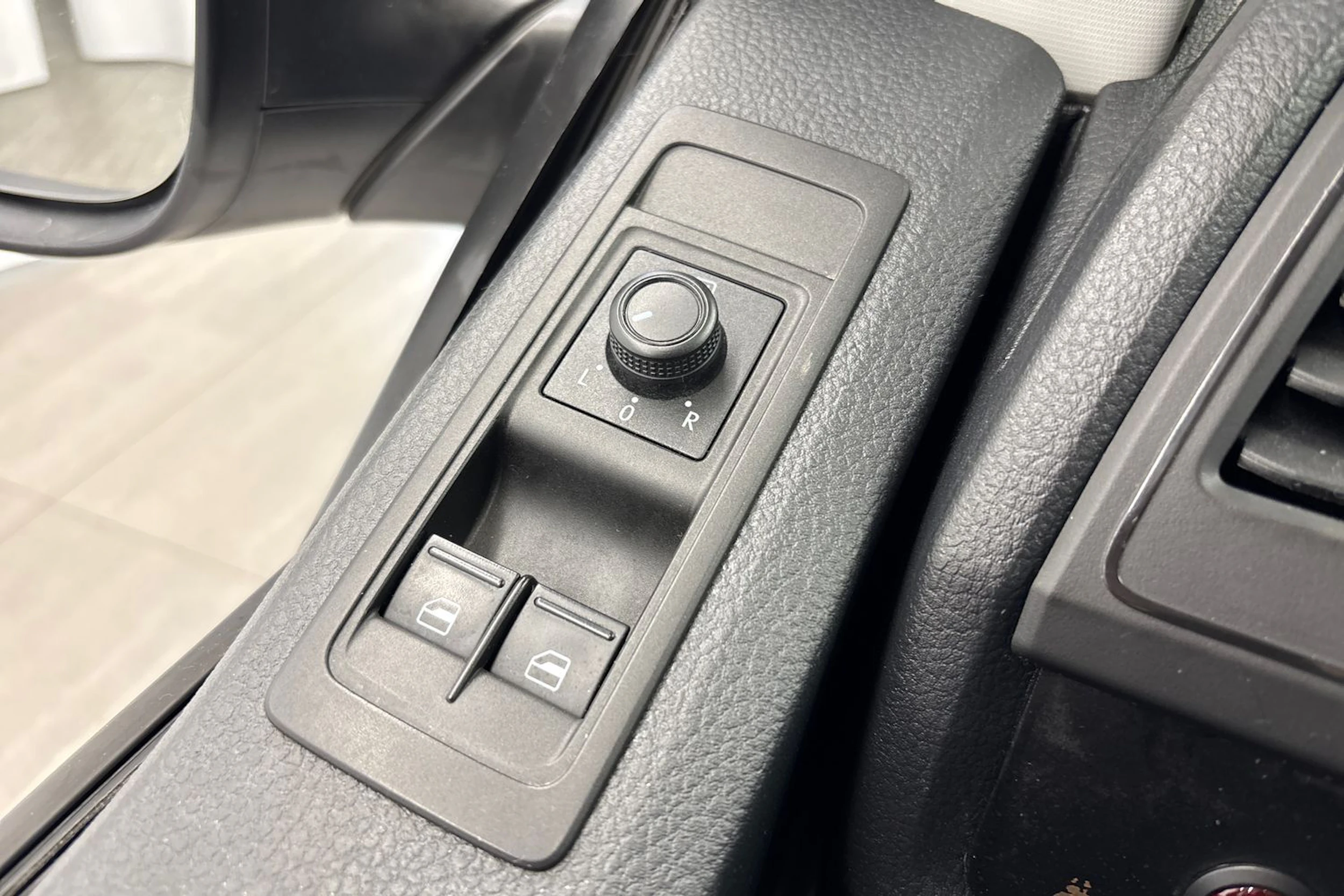 valkoinen Volkswagen Transporter 2019 kuva 16.