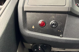 valkoinen Volkswagen Transporter 2019 kuva 17.