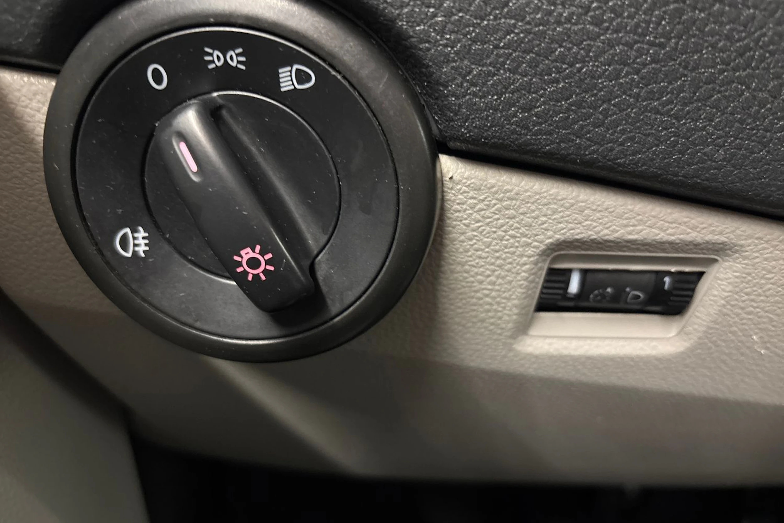 valkoinen Volkswagen Transporter 2019 kuva 18.