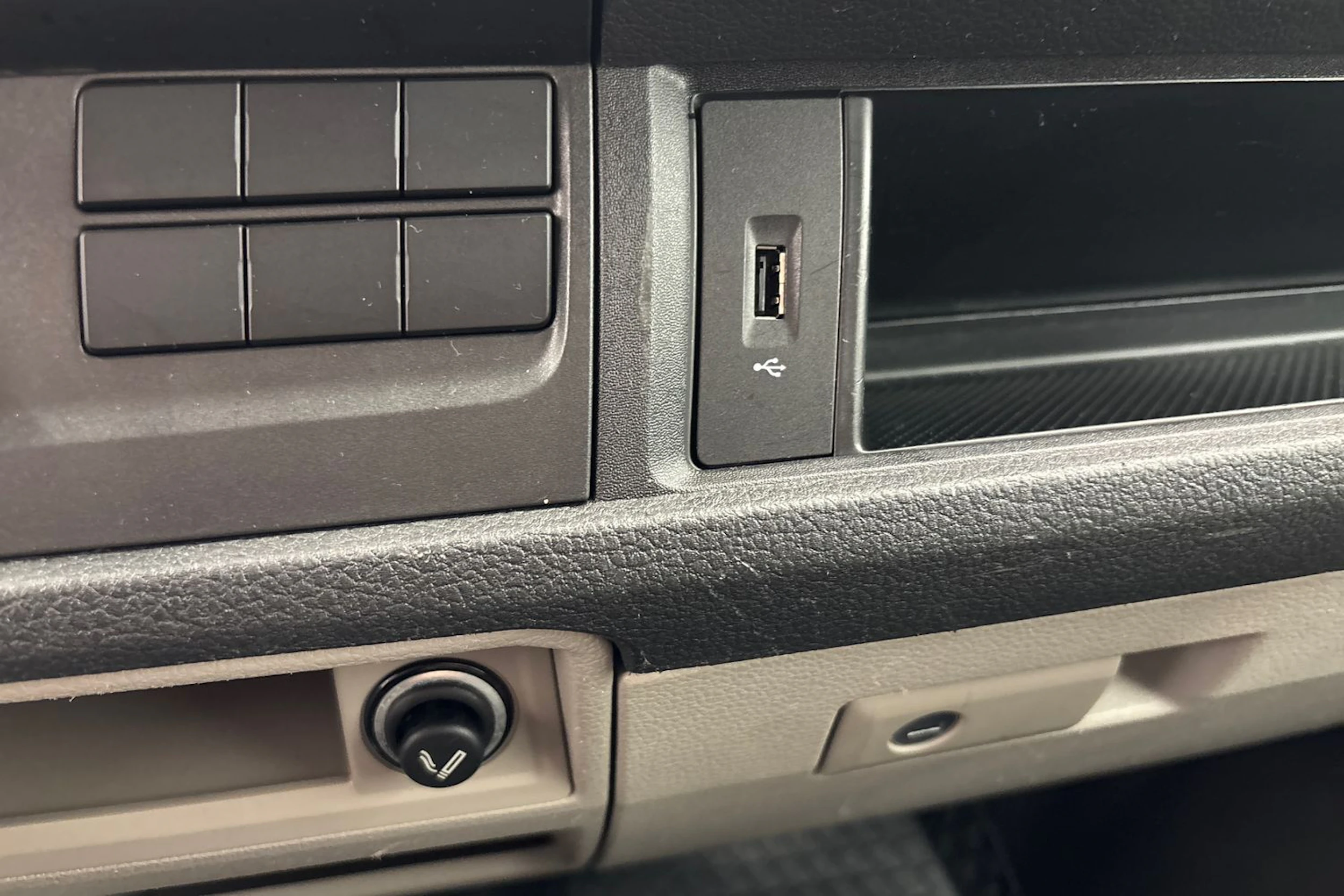valkoinen Volkswagen Transporter 2019 kuva 19.