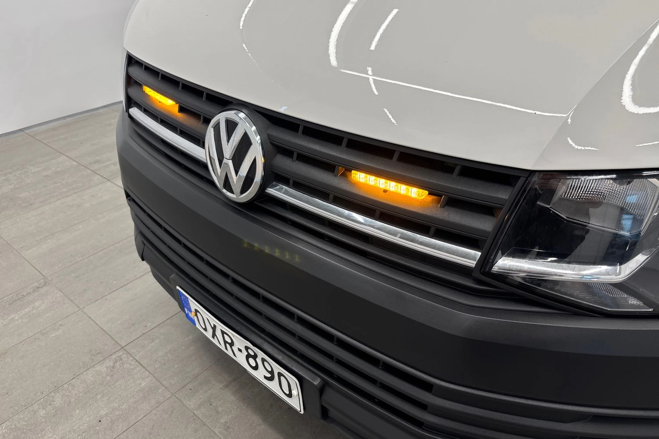valkoinen Volkswagen Transporter 2019 kuva 22.